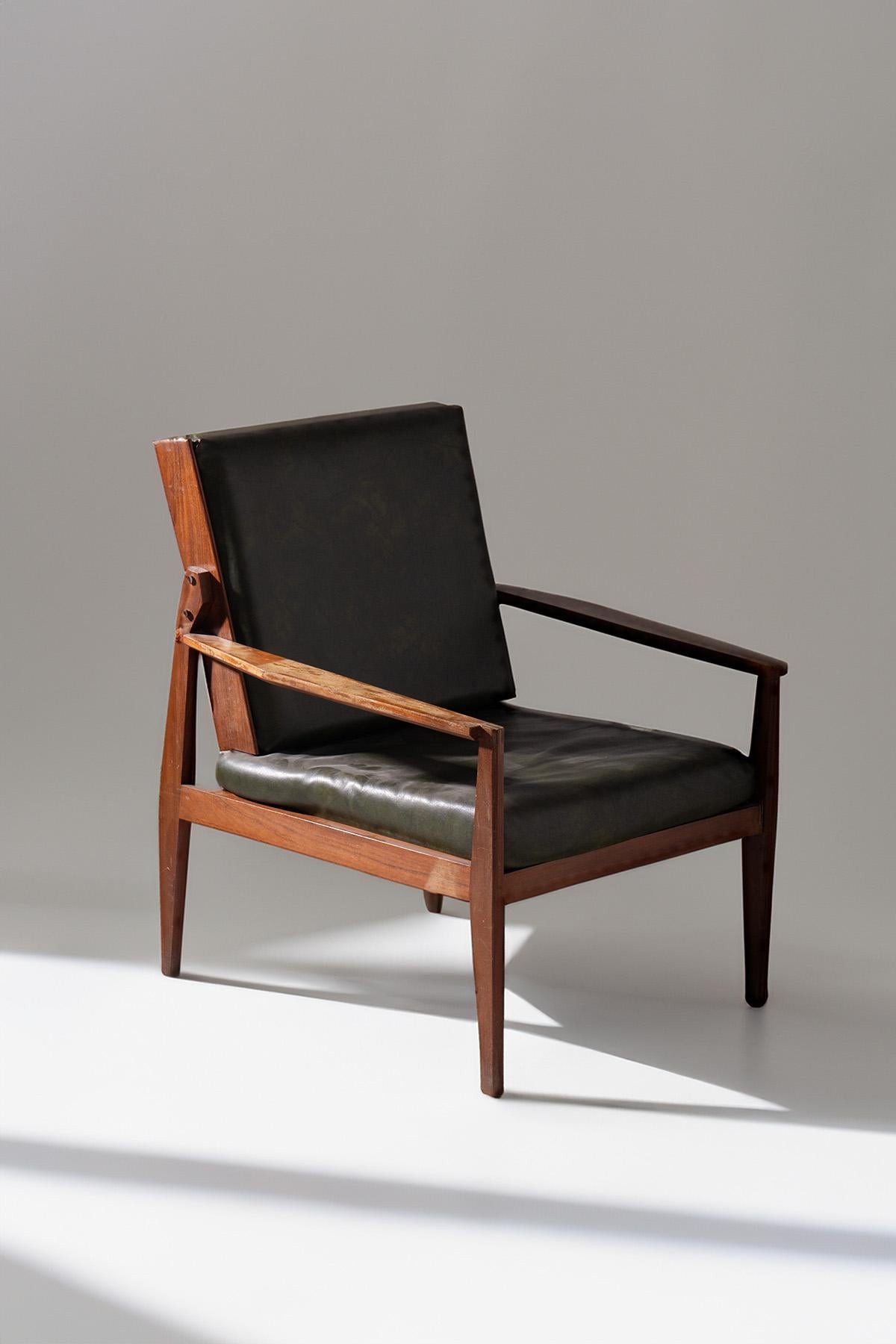 Italian vintage Pair of dark green leather armchairs For Sale 4