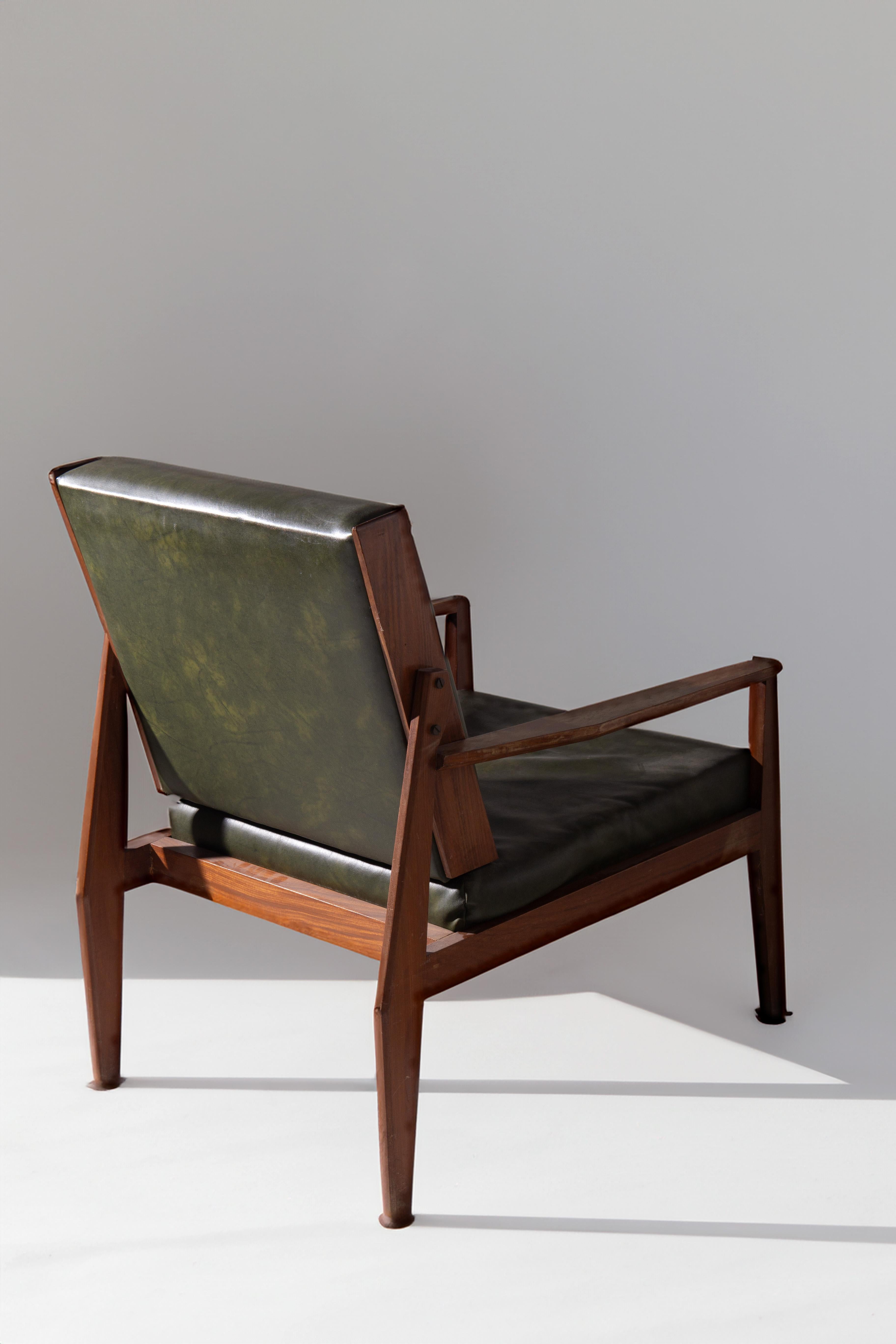 This stunning pair of mid-century 1950s armchairs, crafted in Brazil, represents the perfect blend of elegance and functionality typical of this golden era of design. The wooden structure, with its clean lines and tapered legs, highlights the