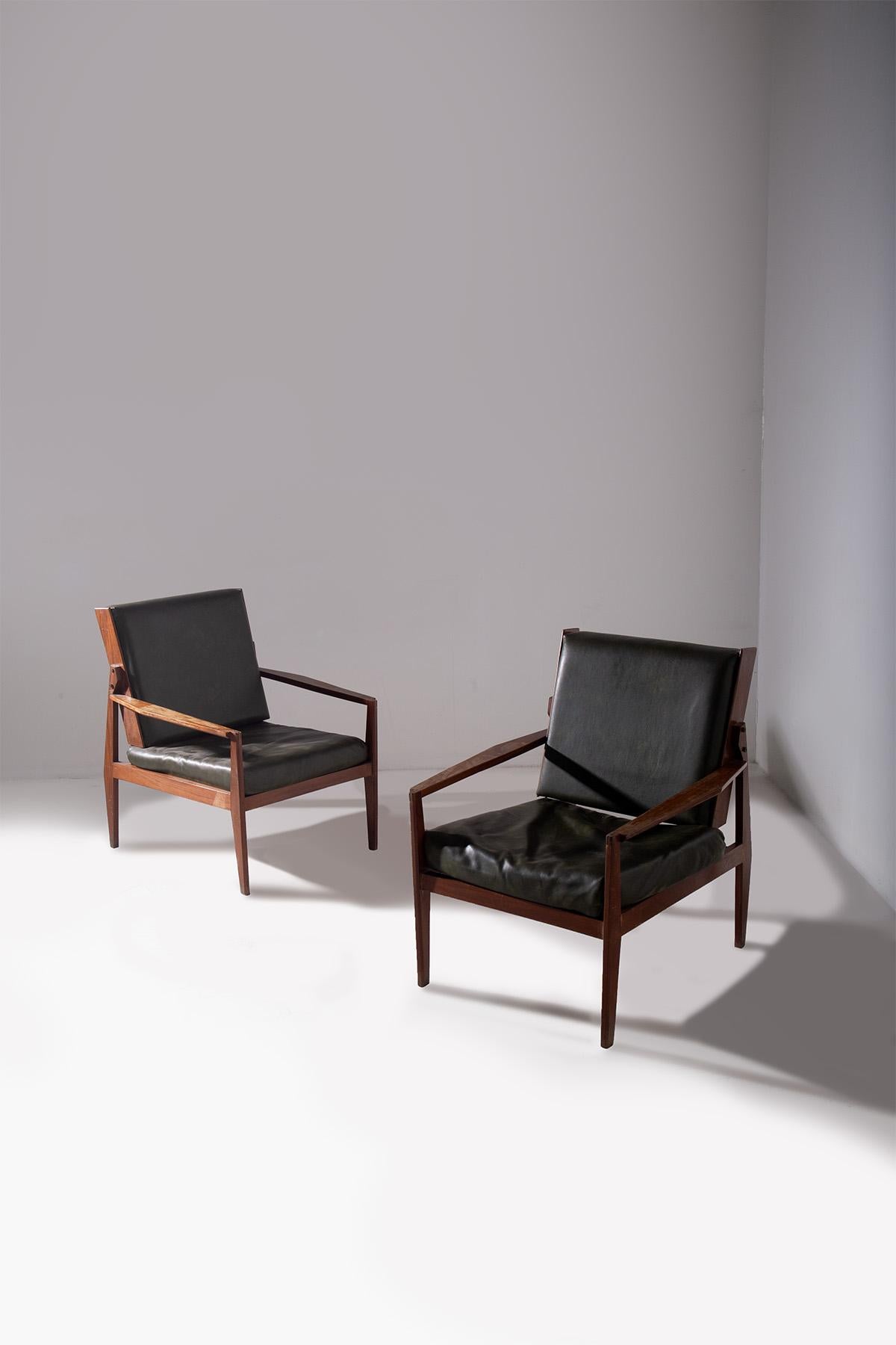 Mid-Century Modern Italian vintage Pair of dark green leather armchairs For Sale