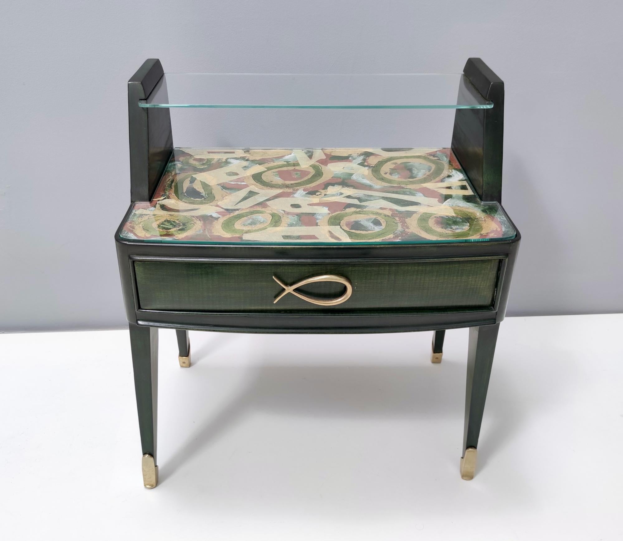 Ébénisé Paire de tables de nuit en bois vert foncé, style années 1950, avec dessus décoré, Italie en vente