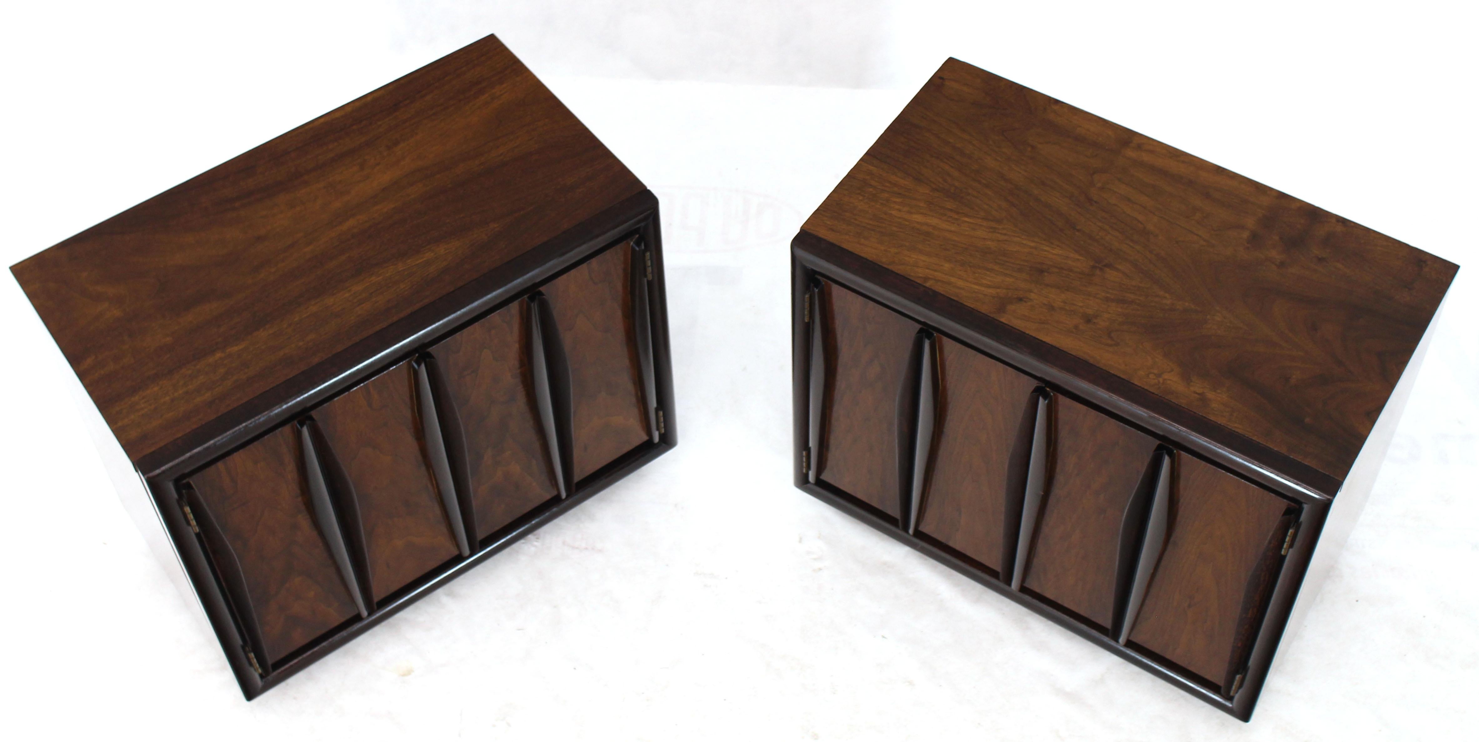 Mid-Century Modern Pair of Dark & Medium Walnut End Tables or Nightstands Double Doors One Drawer For Sale