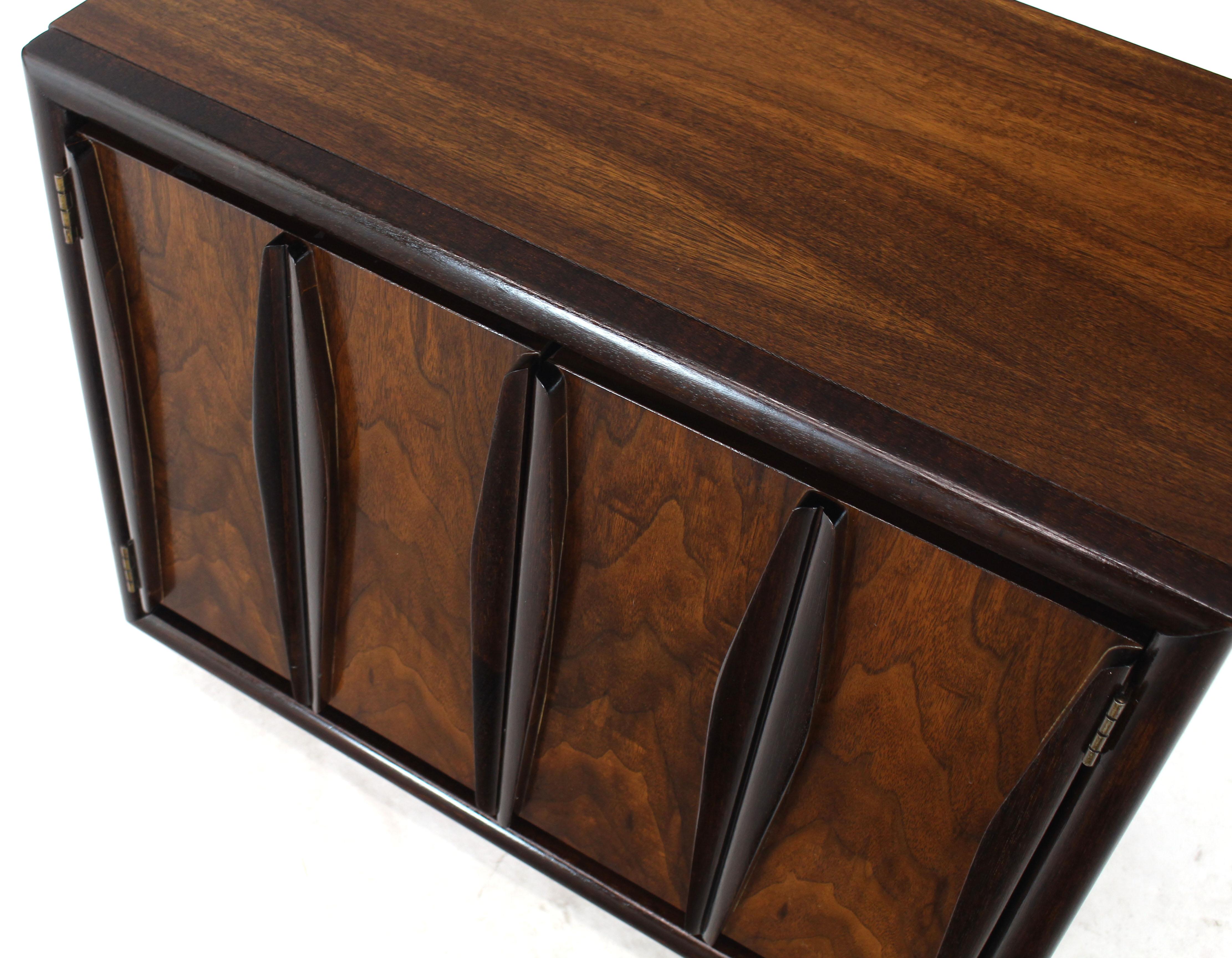 Pair of Dark & Medium Walnut End Tables or Nightstands Double Doors One Drawer In Good Condition In Rockaway, NJ