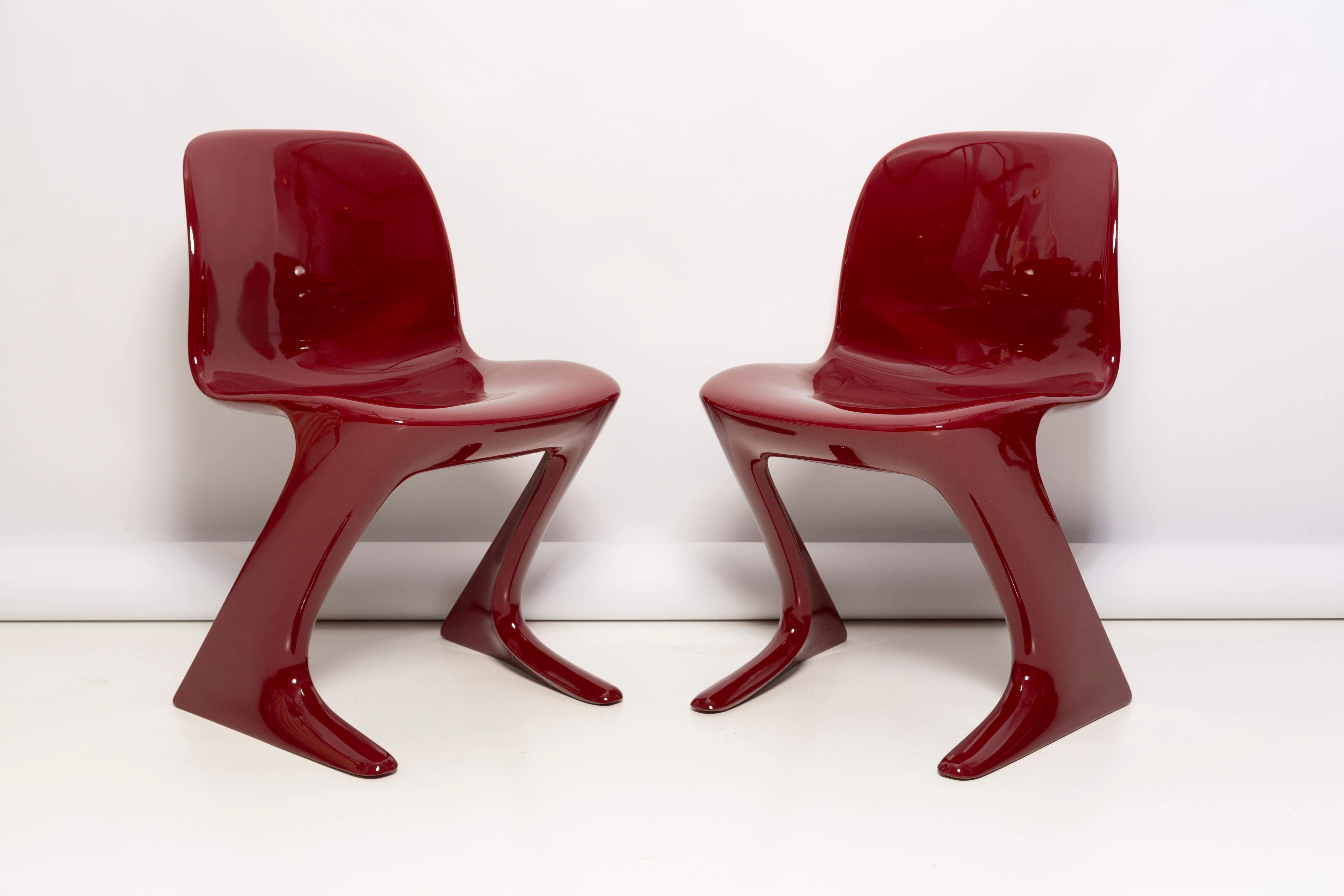 Ce modèle est appelé Calle Z. Conçue en 1968 en RDA par Ernst Moeckl et Siegfried Mehl, version allemande de la chaise Panton. Également appelée chaise kangourou ou chaise variopur. Produit en Allemagne de l'Est.

La chaise a été entièrement rénovée