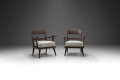 Paire de fauteuils en pin teinté foncé, Europe Première moitié du 20e siècle