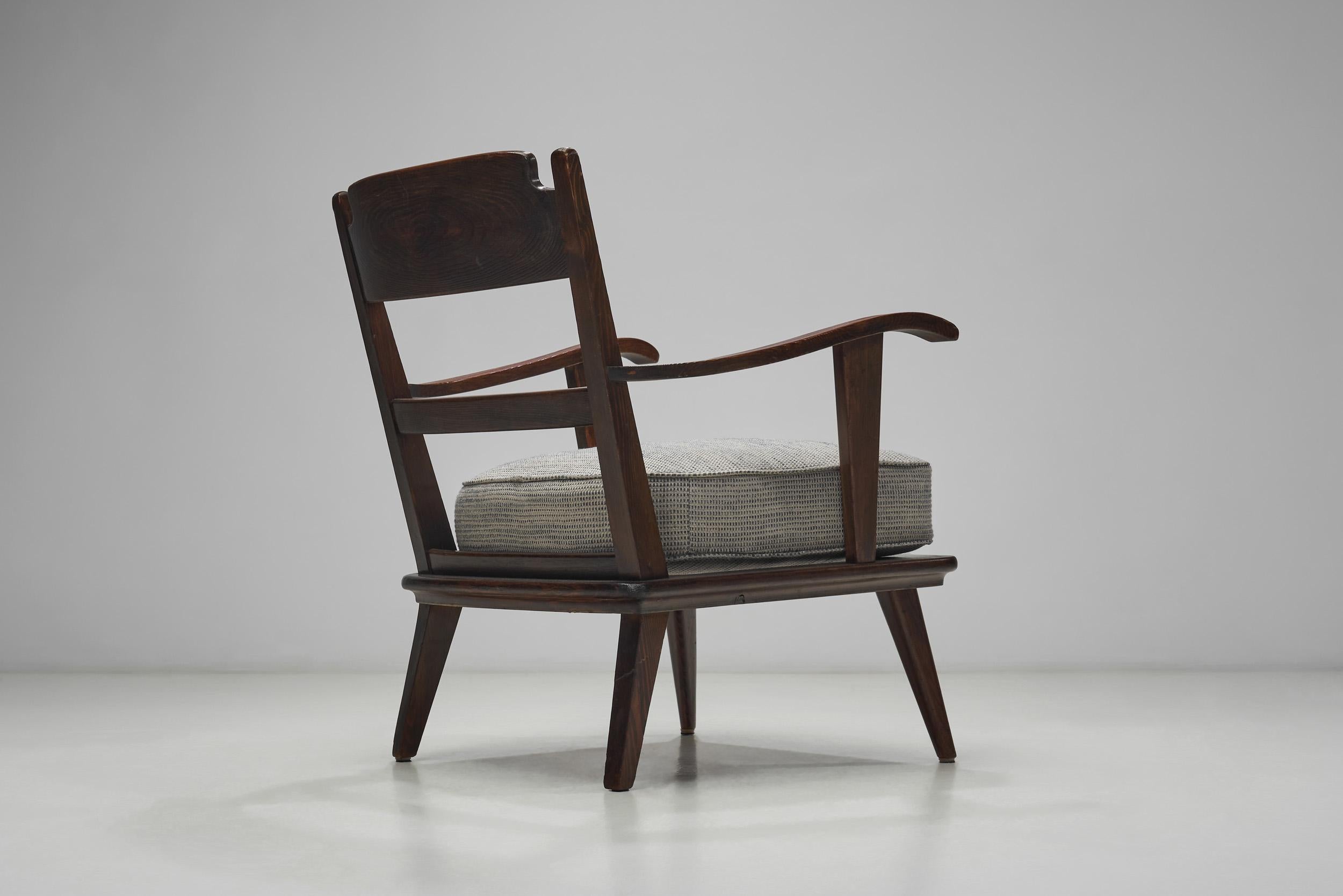 Pareja de Sillones de Pino Teñido de Oscuro, Europa Primera mitad del Siglo XX siglo XX en venta