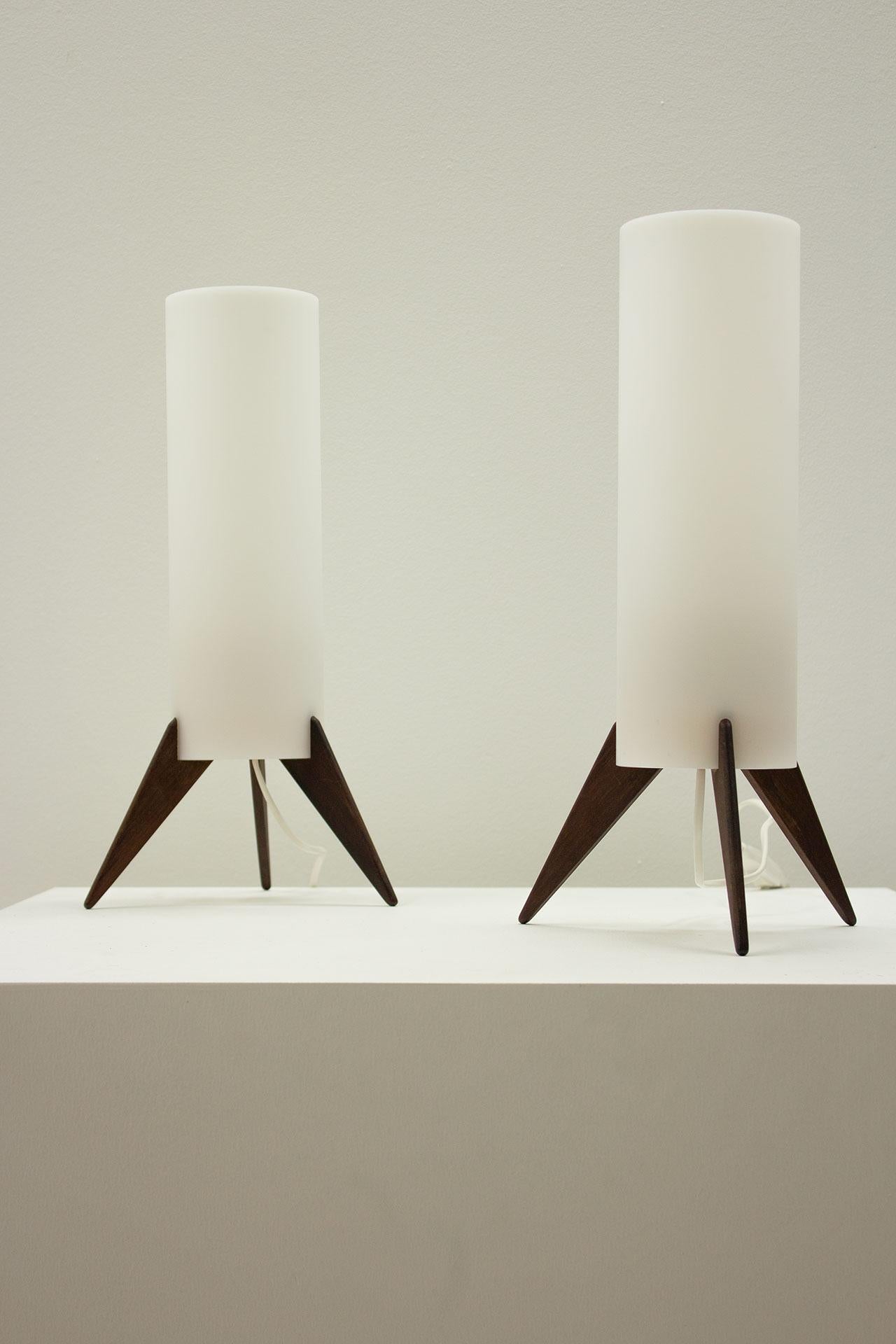 Paar Tischlampen aus dunklem Holz und Acryl mit Rakete von Luxus, Schweden, 1960er Jahre (Skandinavische Moderne)