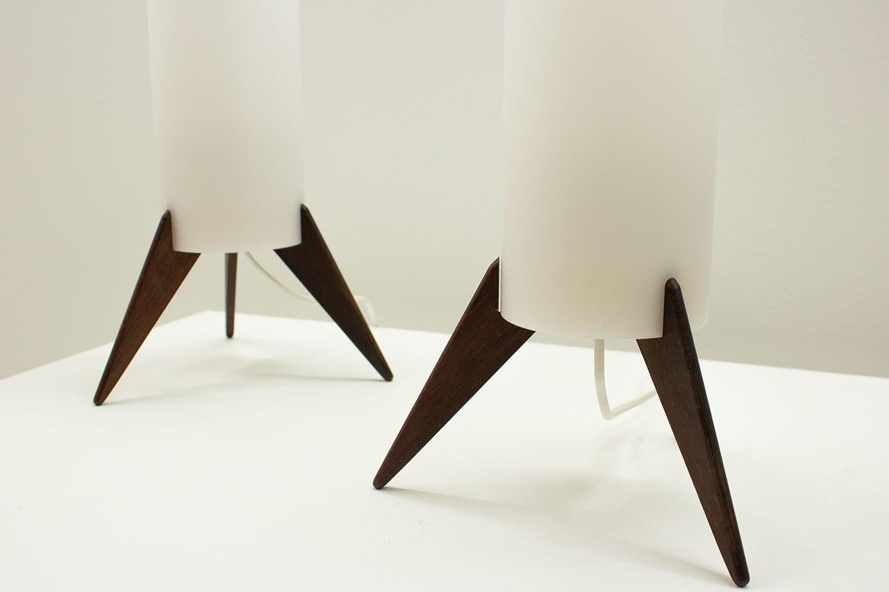 Paar Tischlampen aus dunklem Holz und Acryl mit Rakete von Luxus, Schweden, 1960er Jahre im Zustand „Gut“ in Stockholm, Stockholms län