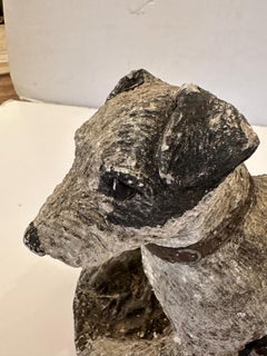 Paire de magnifiques statues de jardin anciennes en béton peintes représentant des chiens Jack Russell