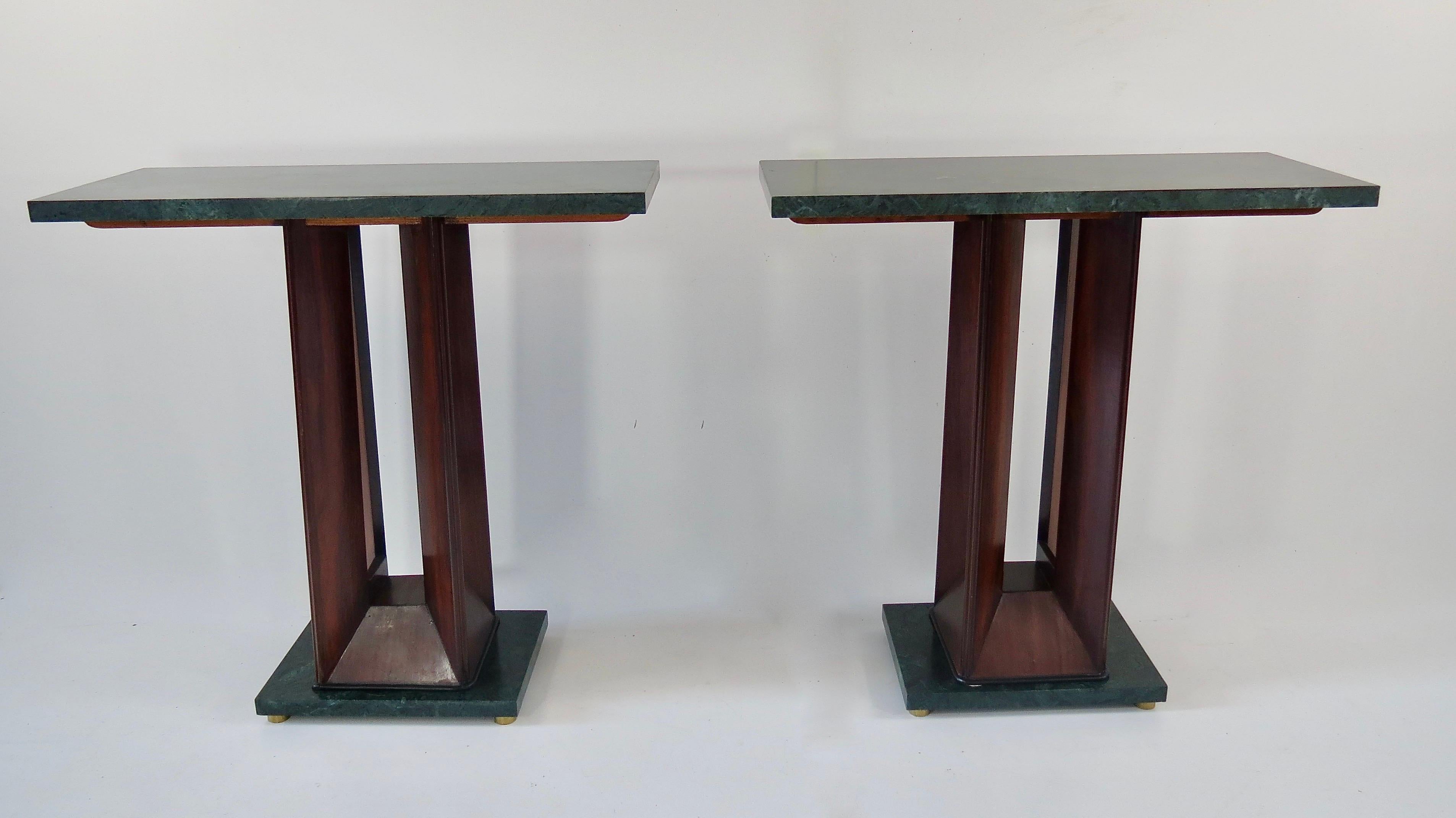 A rare pair of elegant Vittorio Dassi console tables, nightstands, circa 1940

Brass cylindrical feet, top and base in 