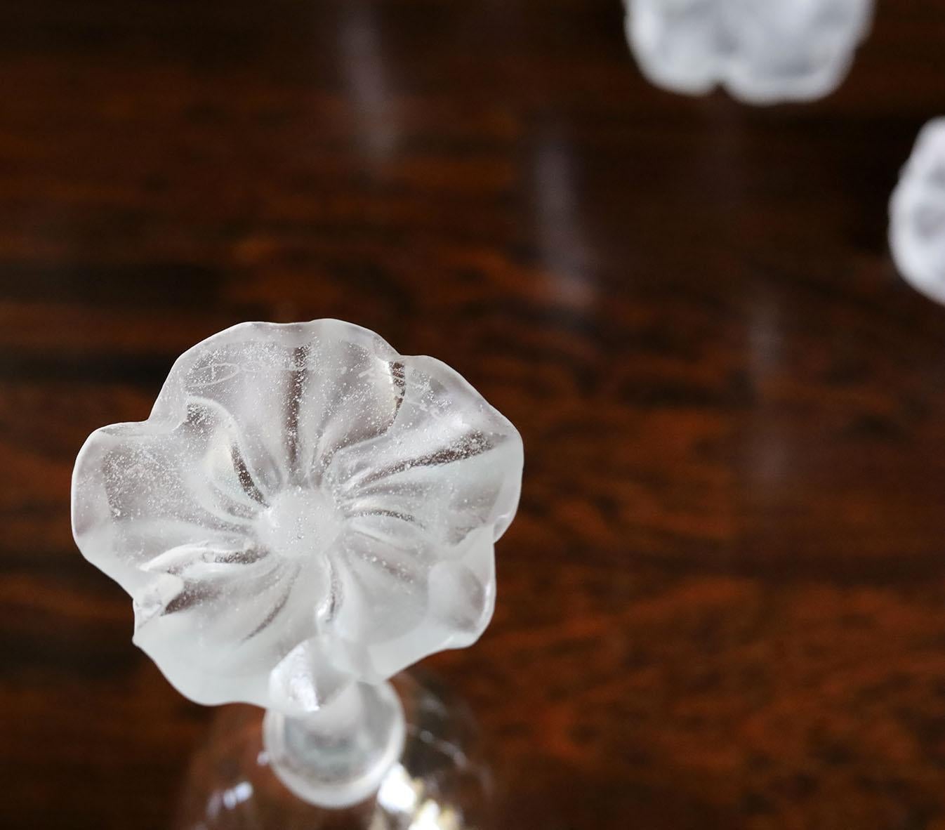 Set di 2 - Bicchieri da vino rosso Bouton rose prodotti dalla famosa Daum France
La base a forma di petali di rosa, la gamba che simula le bollicine dello champagne. La base è in cristallo smerigliato, il calice molto chiaro. Non sono mai stati