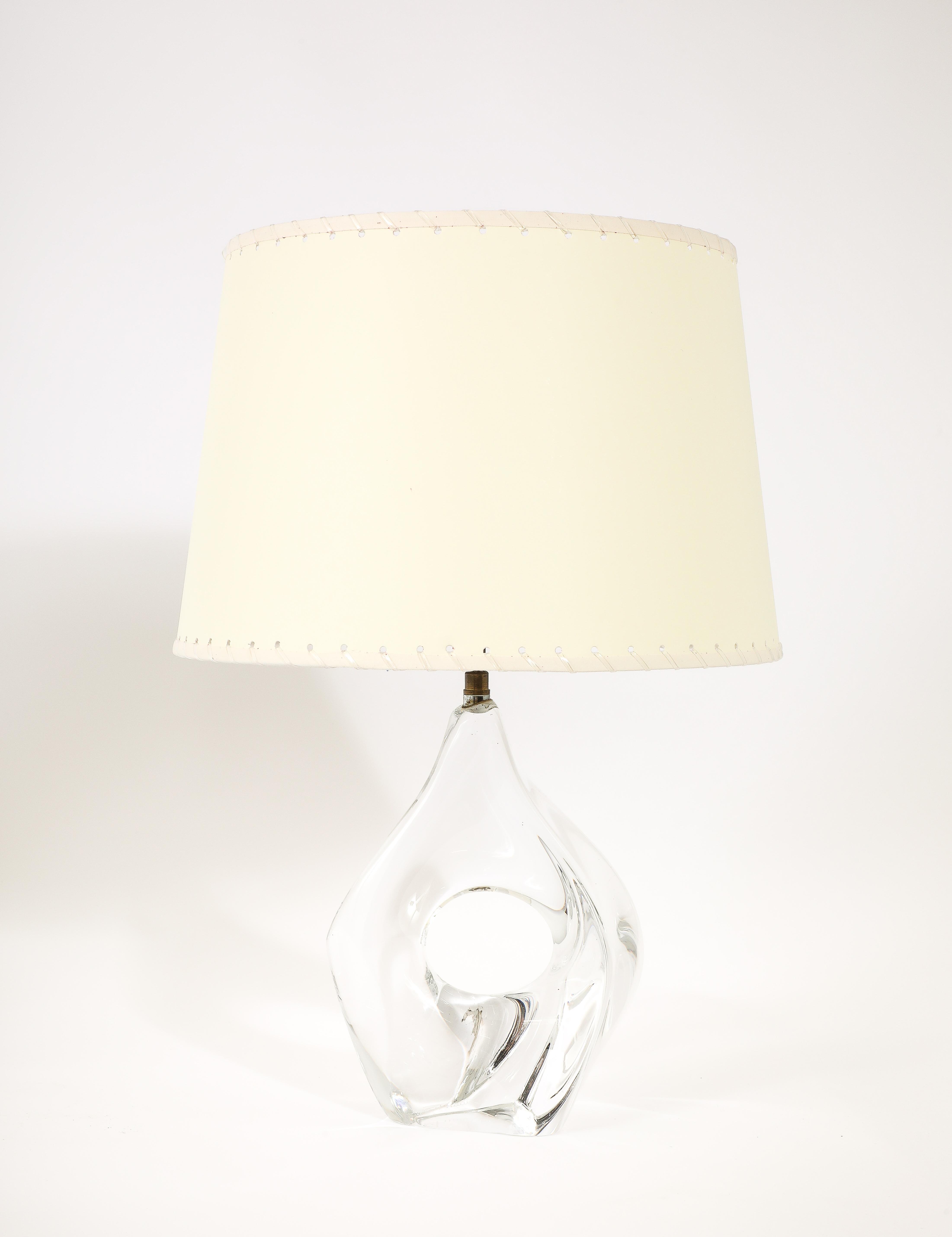 Elegante paire de lampes Daum Cristal avec un centre ouvert, chaque lampe a été faite à la main et a de petits détails uniques.
Signé à la base.

Base seulement
12X6X4

