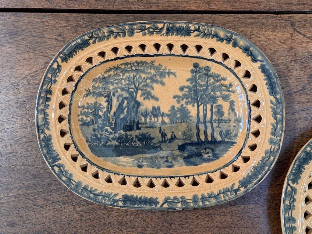 Pair of Davenport Reticulated Chalcedony Small Platters, 1793-1810, English In Good Condition For Sale In Charlottesville, VA