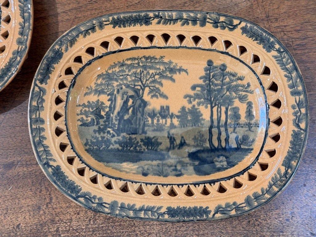 19th Century Pair of Davenport Reticulated Chalcedony Small Platters, 1793-1810, English For Sale