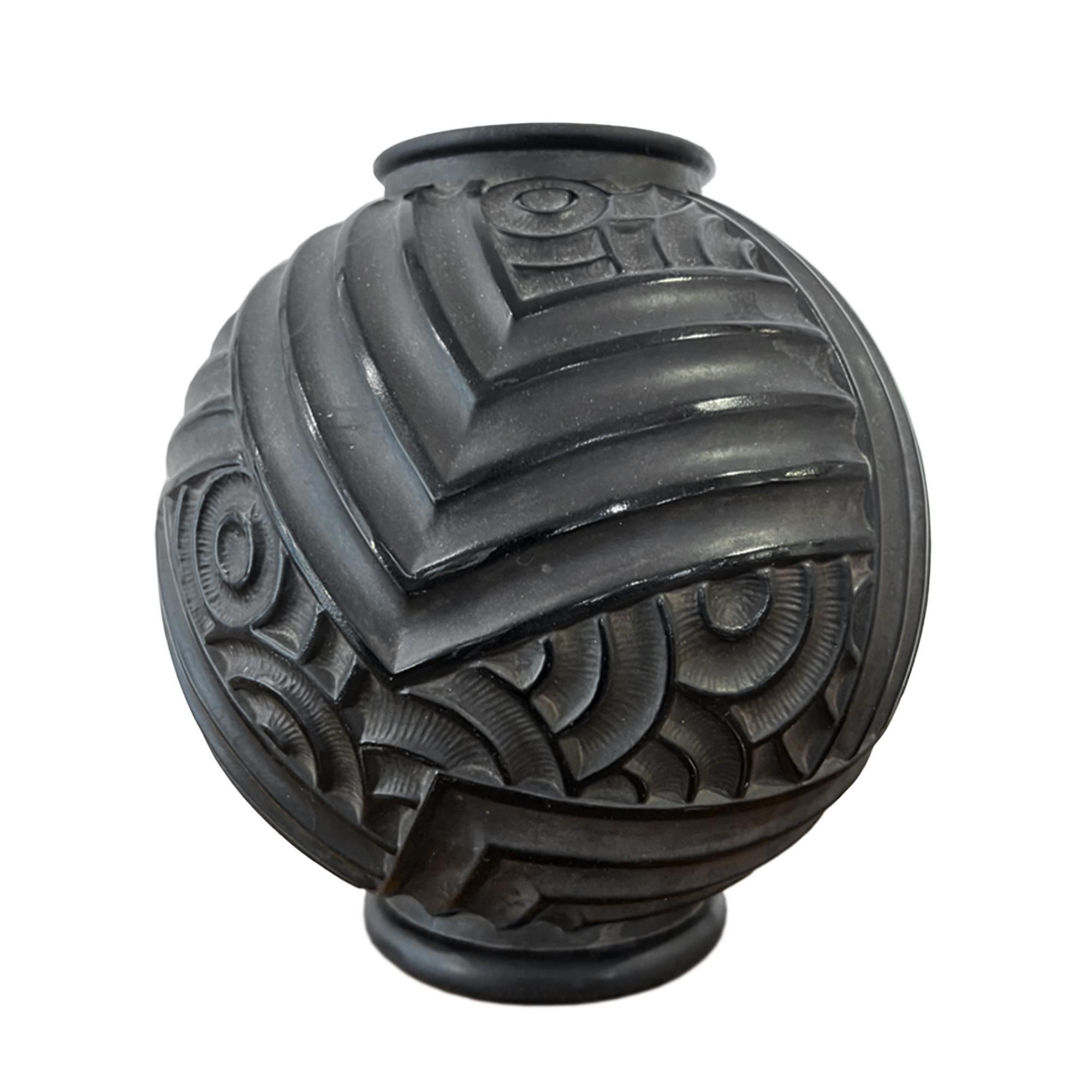 Paire de vases décoratifs en verre moulé noir et blanc opaque. 

Jetez un coup d'œil sur le design intéressant - il est parfait avec ou sans fleurs et ferait un cadeau de mariage ou d'anniversaire unique. 

Signé - voir la photo correspondante. 