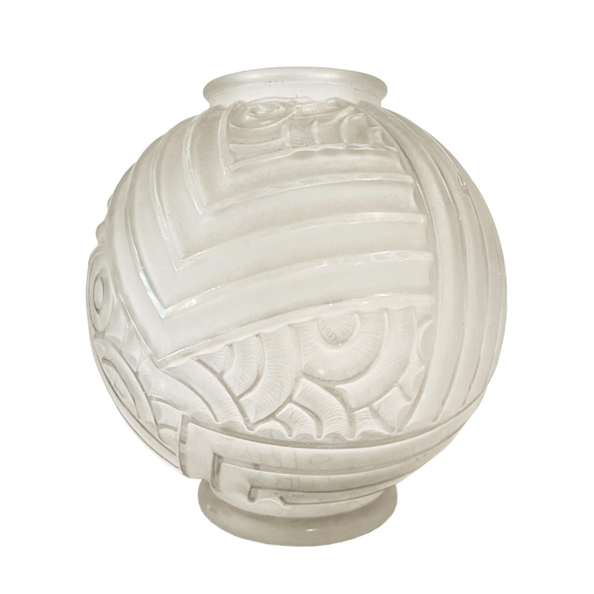 Art déco Paire de vases en verre moulé D'Avesn des années 1930