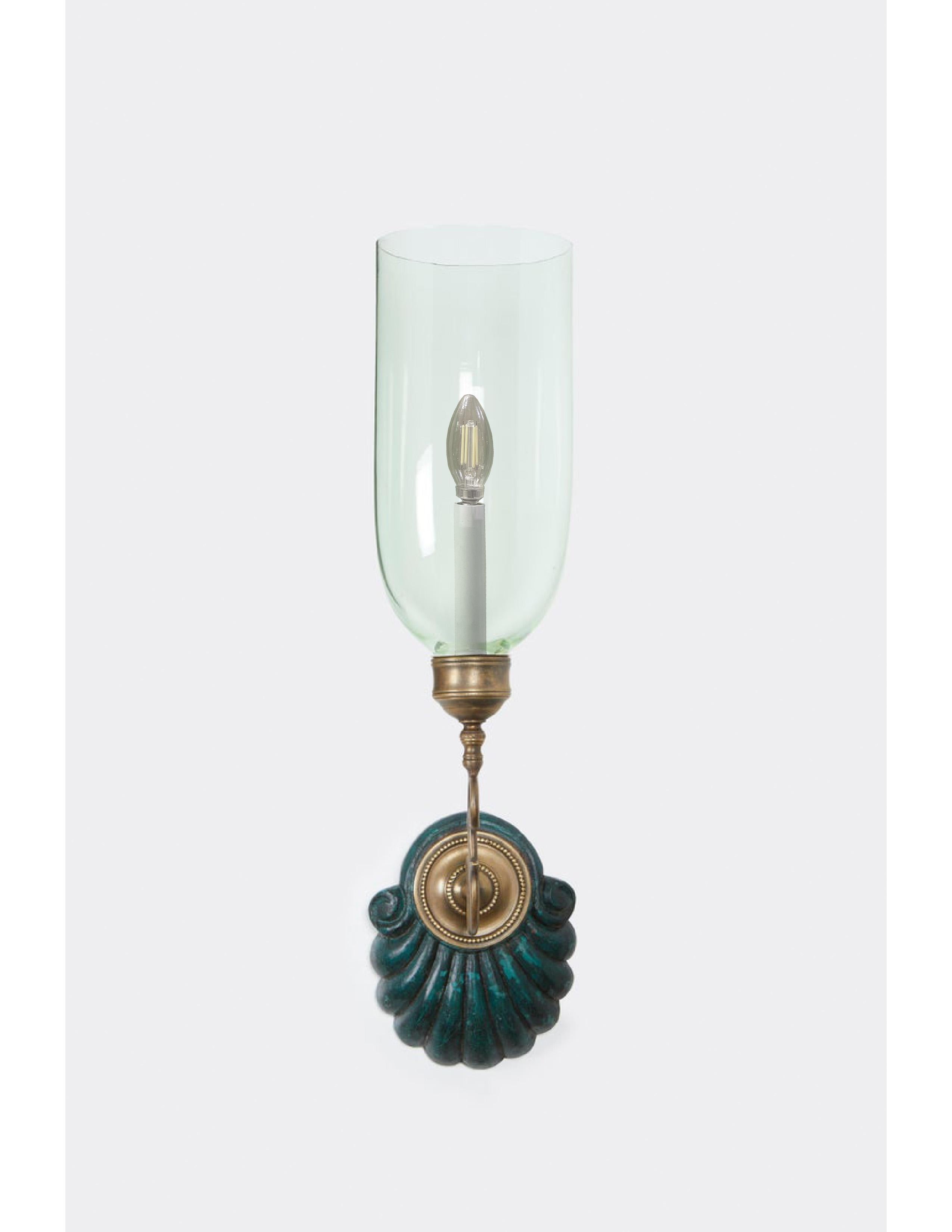 Paar David Duncan Hurricane-Wandleuchter mit Verdigris-Schalenschalen-Rückplatten (Georgian) im Angebot