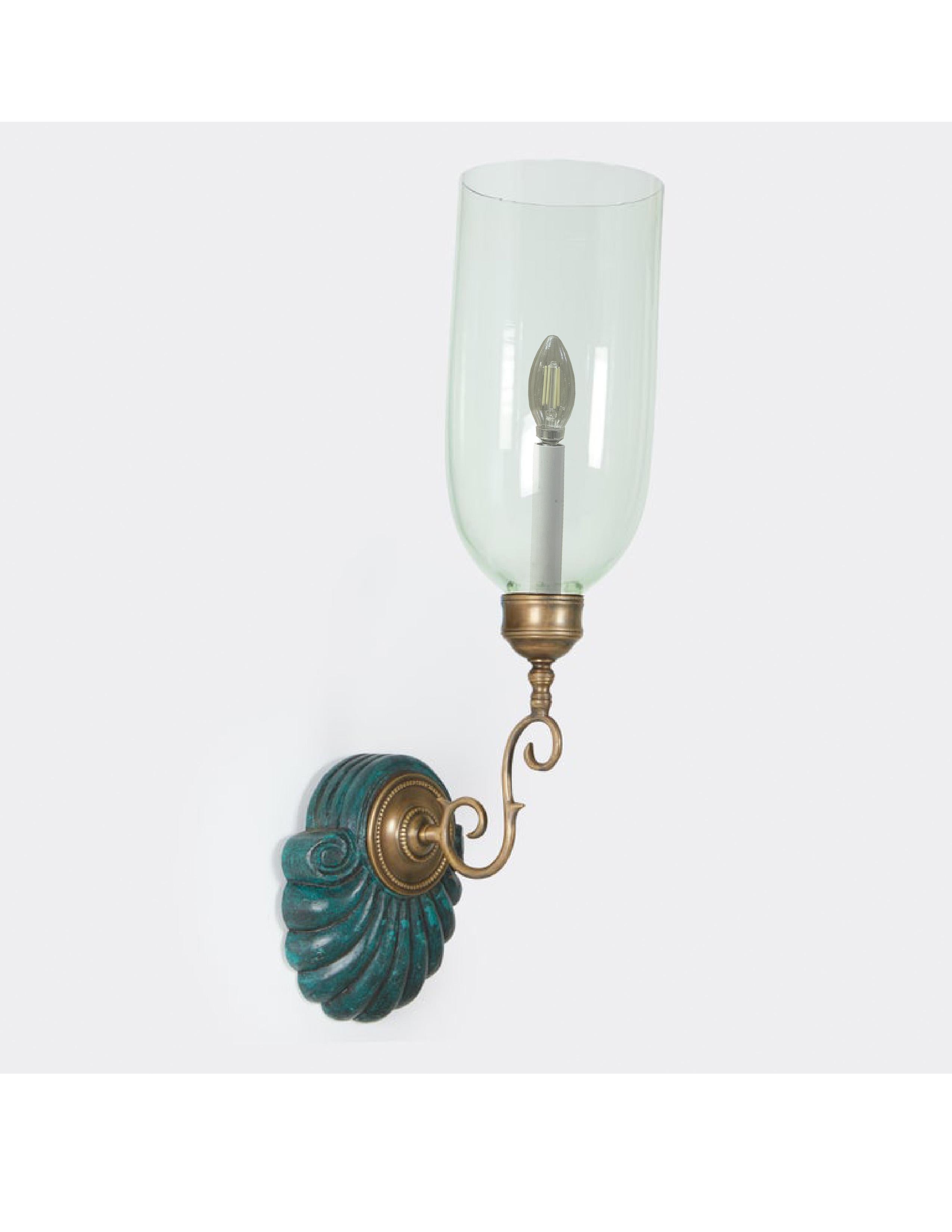 Paar David Duncan Hurricane-Wandleuchter mit Verdigris-Schalenschalen-Rückplatten (amerikanisch) im Angebot