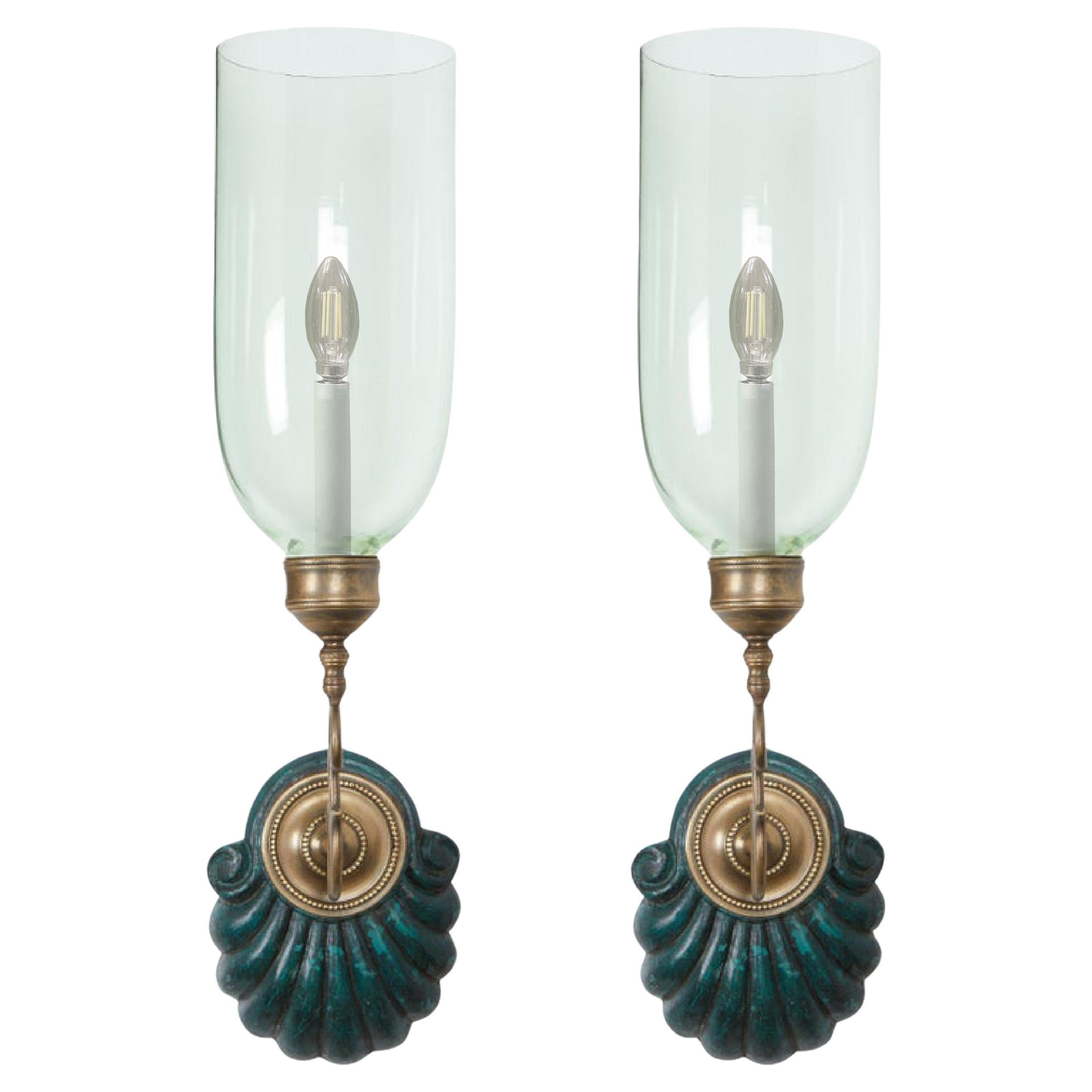 Paar David Duncan Hurricane-Wandleuchter mit Verdigris-Schalenschalen-Rückplatten im Angebot