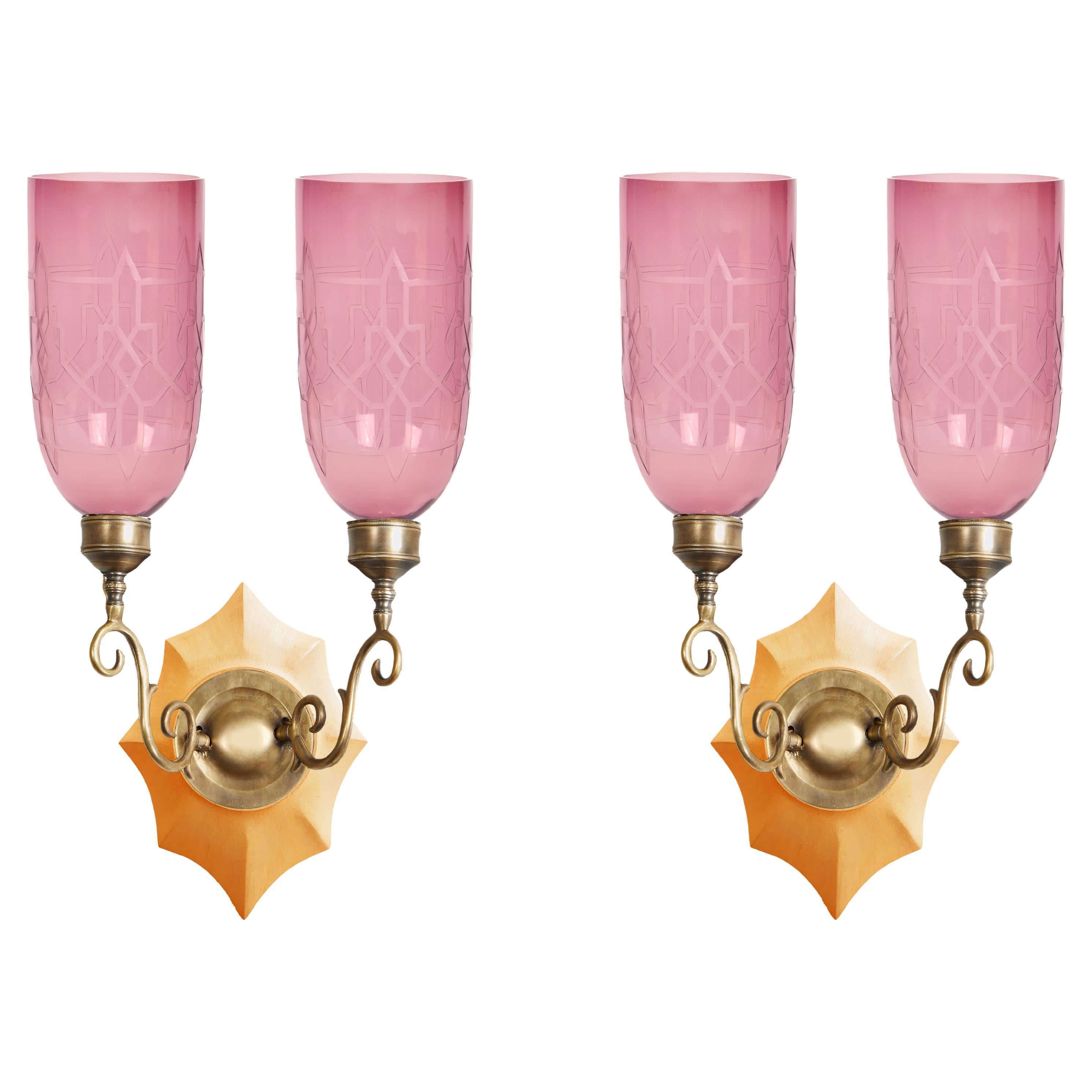 Paar lila geätzte Lampenschirme von David Duncan auf Marigold-Boissy-Rückplatten im Angebot
