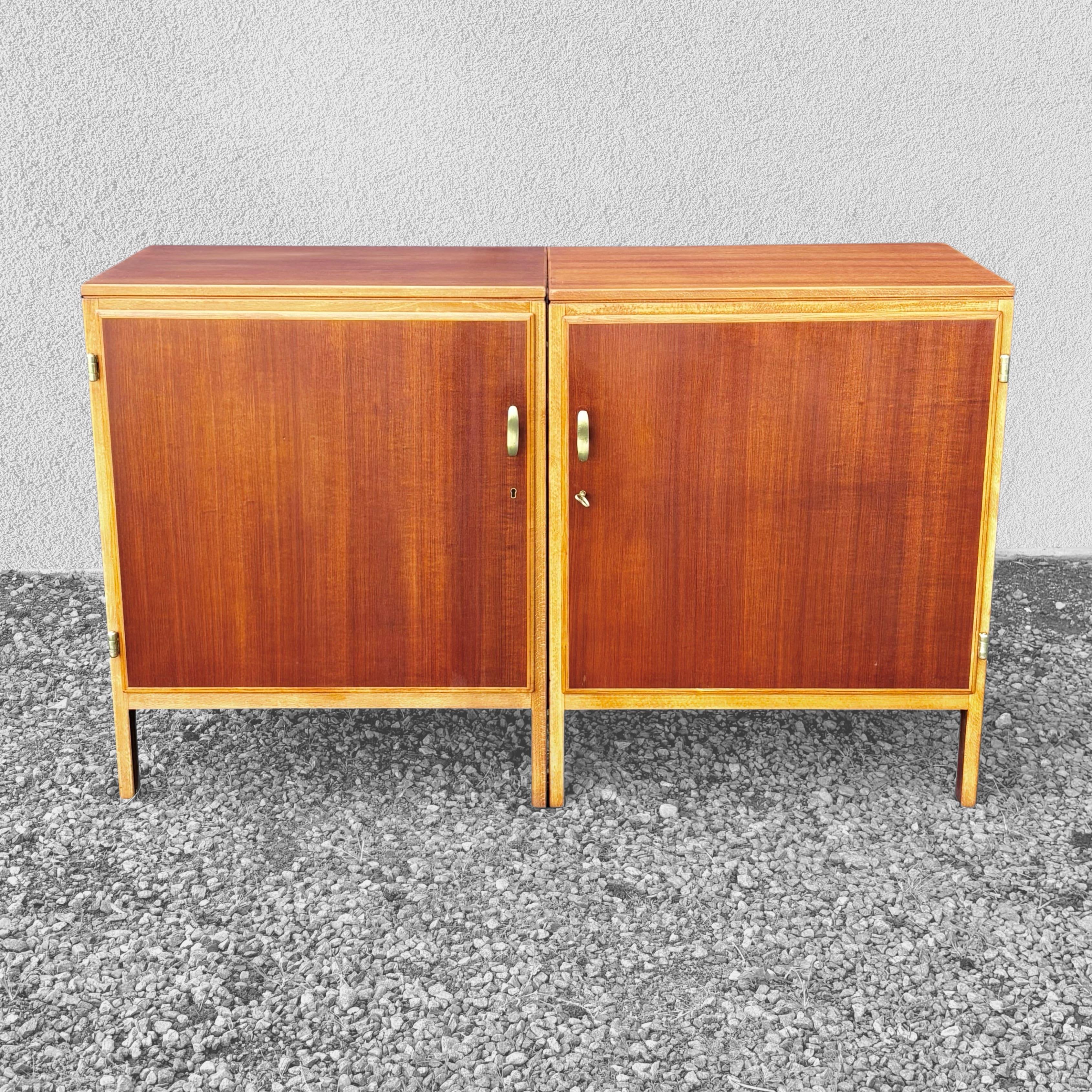 Una coppia di armadi scandinavi di metà secolo della linea Futura, progettata dall'architetto svedese David Rosén per il famoso grande magazzino Nordiska Kompaniet nel 1949. Realizzato in impiallacciatura di teak con struttura in faggio e dotato di