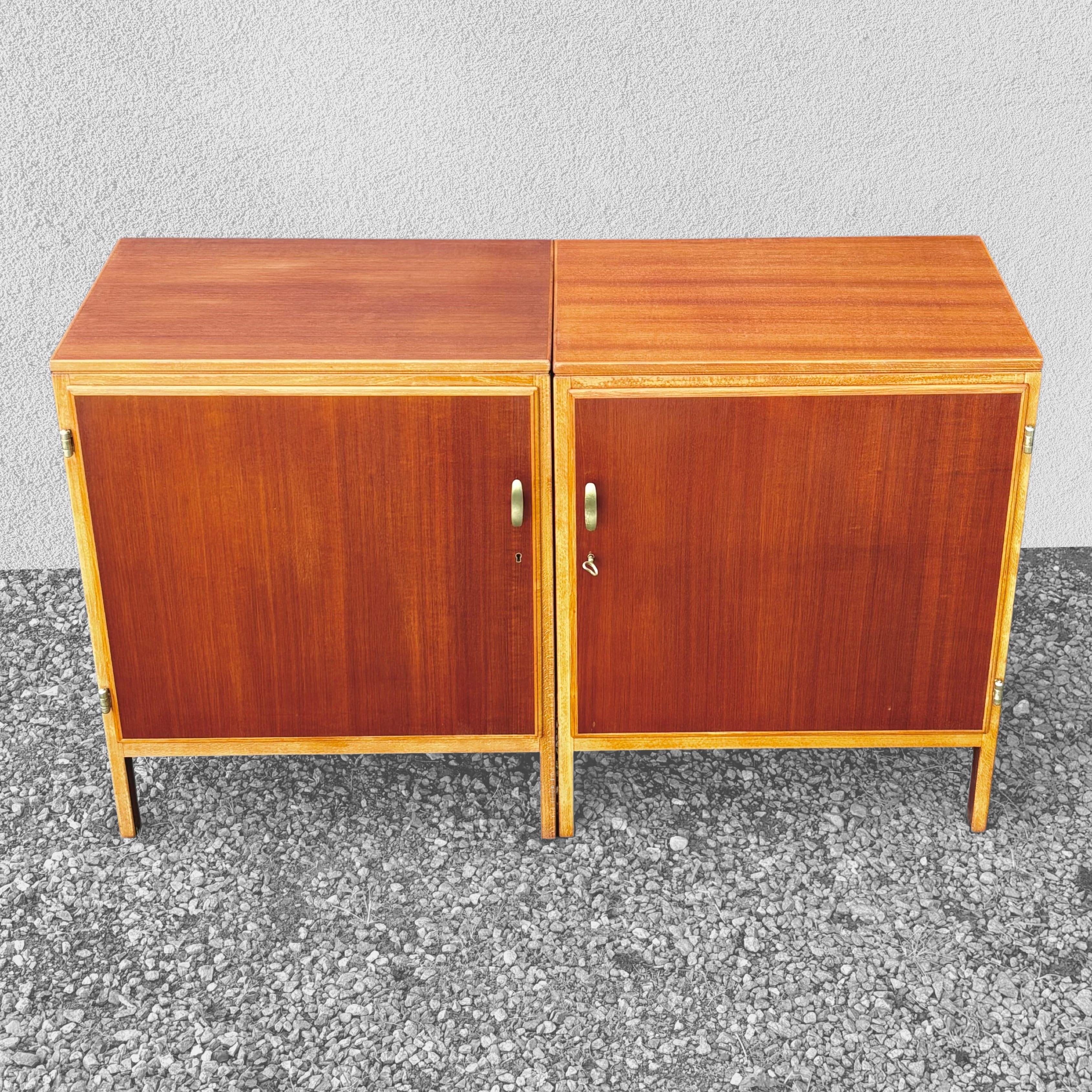 Svedese Coppia di armadi Futura di David Rosén, teak e ottone, Nordiska Kompaniet, anni '50 in vendita