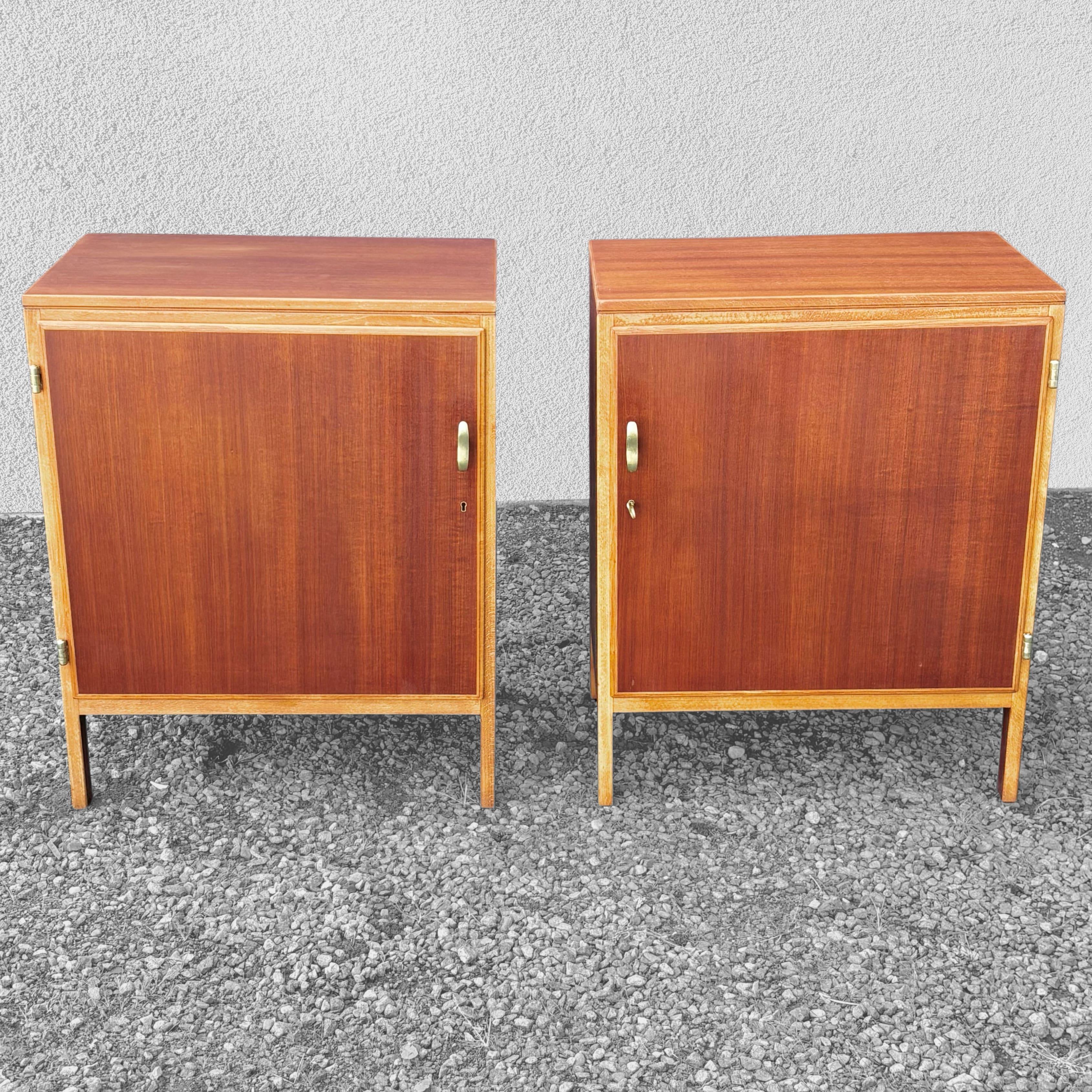 Coppia di armadi Futura di David Rosén, teak e ottone, Nordiska Kompaniet, anni '50 In condizioni buone in vendita a Forserum, SE