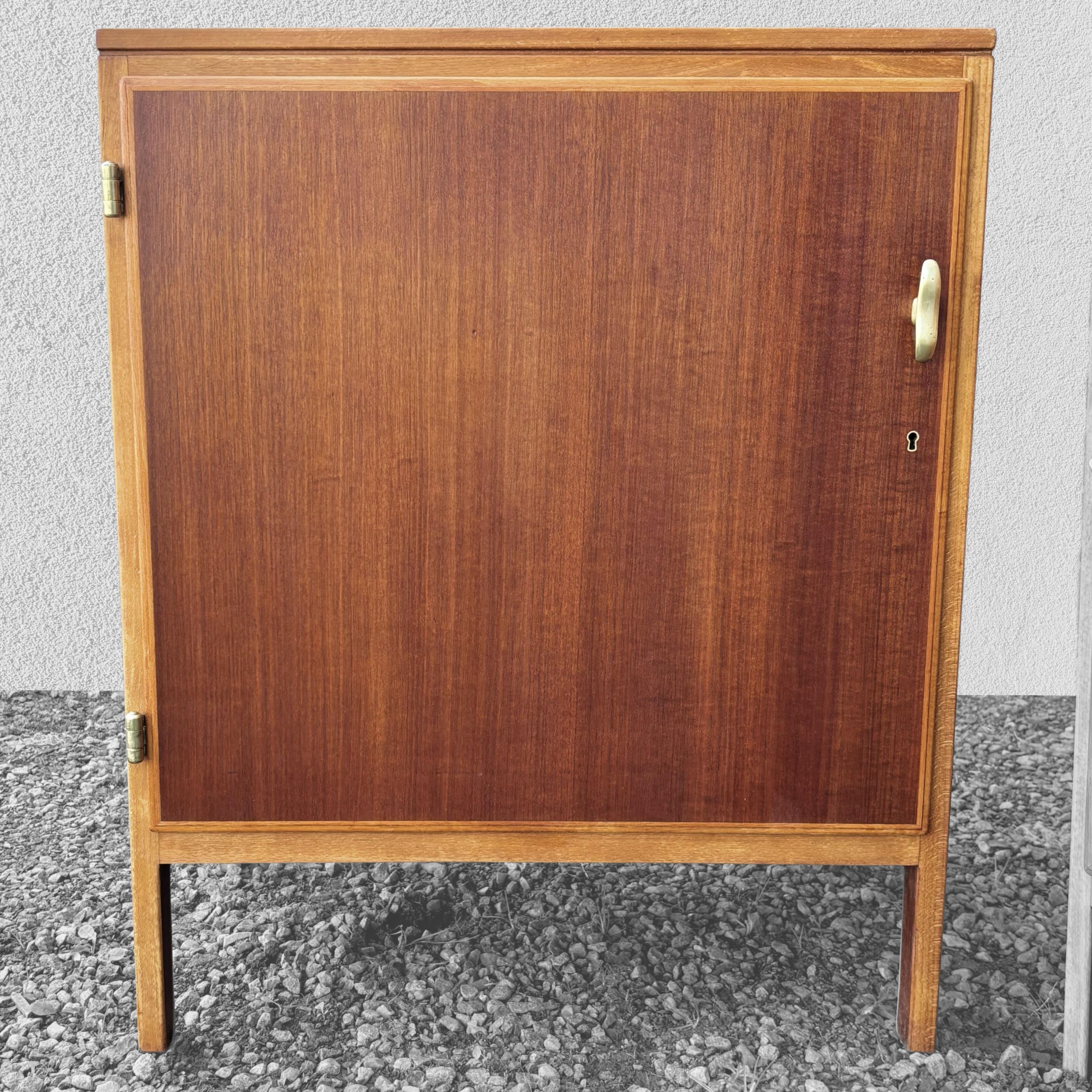 Metà XX secolo Coppia di armadi Futura di David Rosén, teak e ottone, Nordiska Kompaniet, anni '50 in vendita