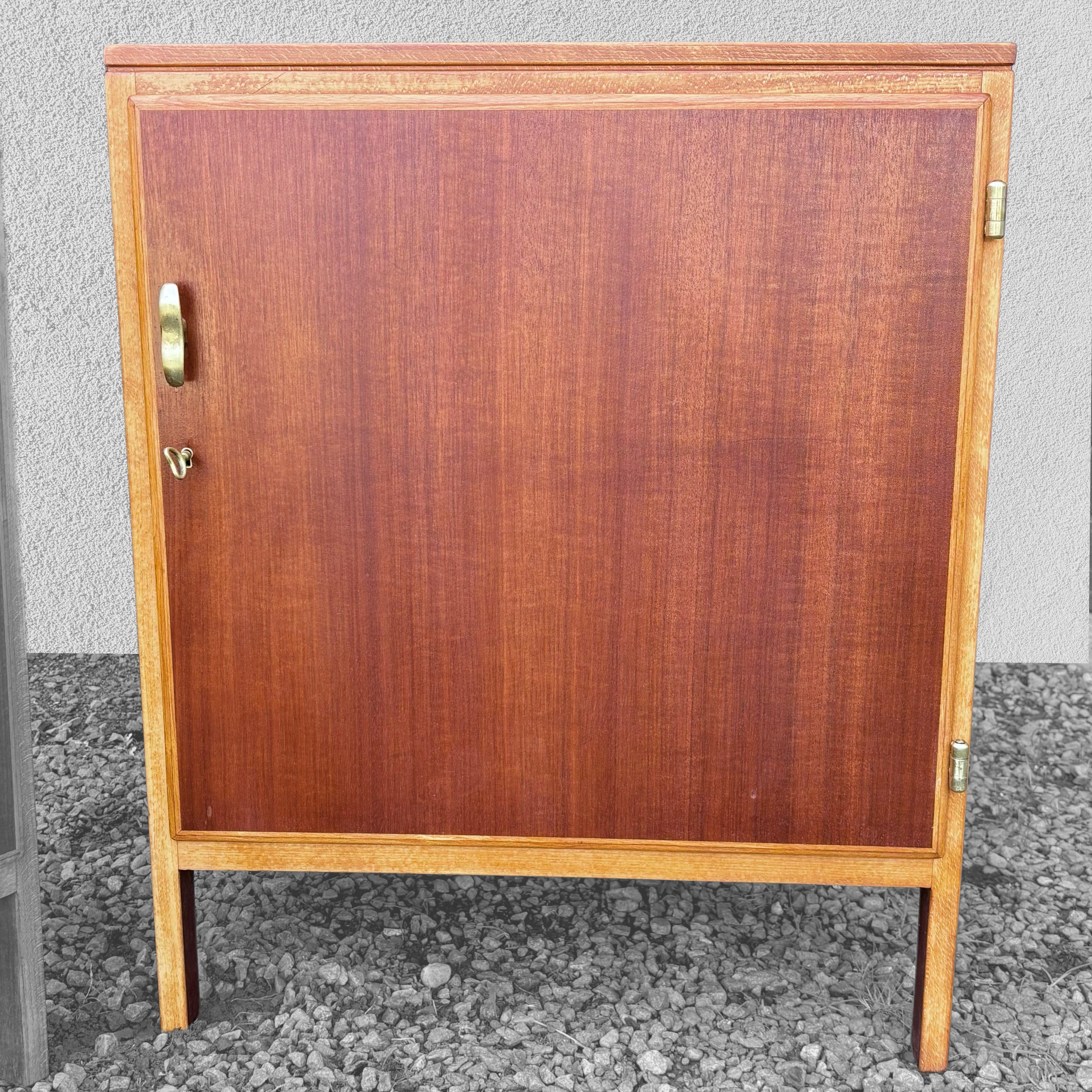 Ottone Coppia di armadi Futura di David Rosén, teak e ottone, Nordiska Kompaniet, anni '50 in vendita
