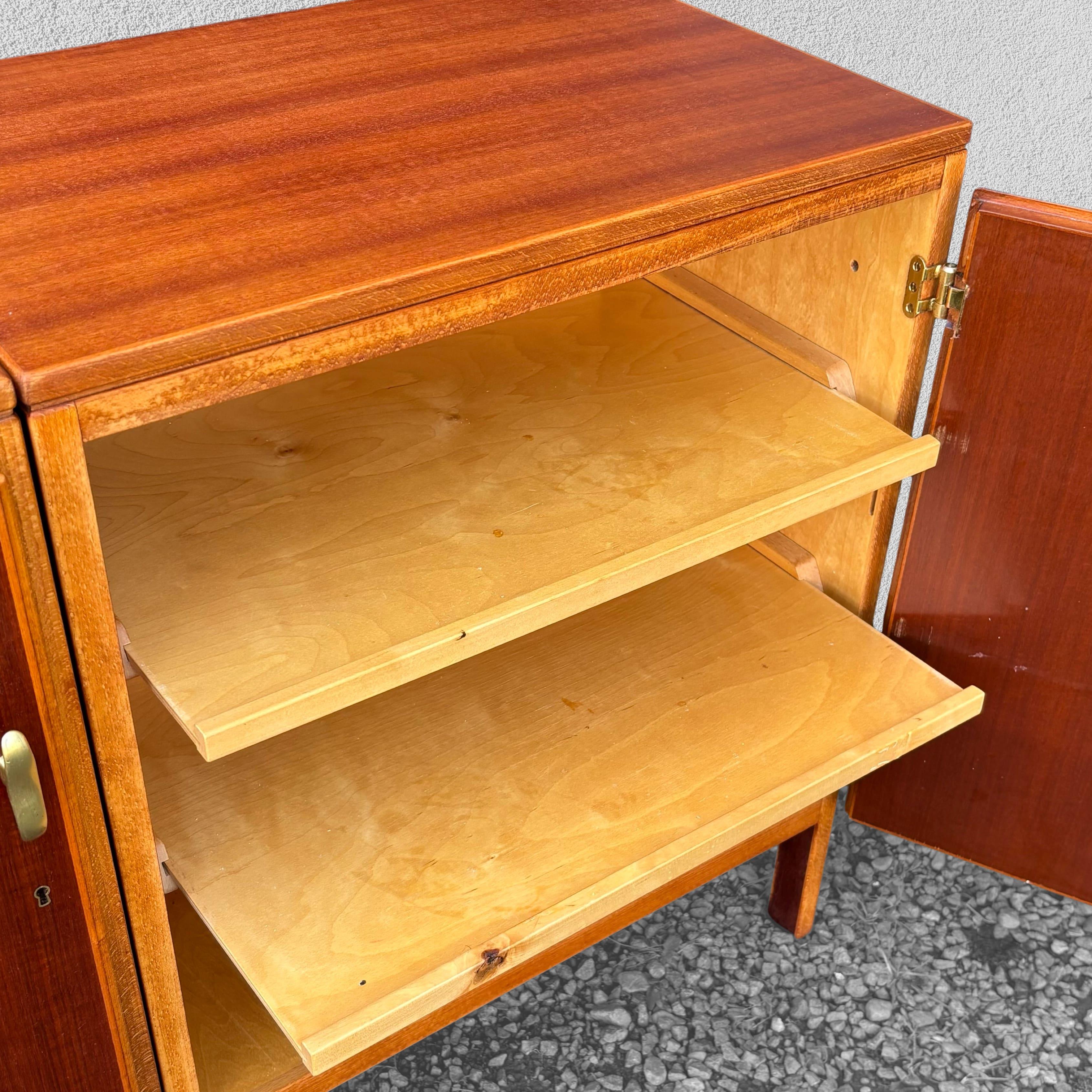 Coppia di armadi Futura di David Rosén, teak e ottone, Nordiska Kompaniet, anni '50 in vendita 2