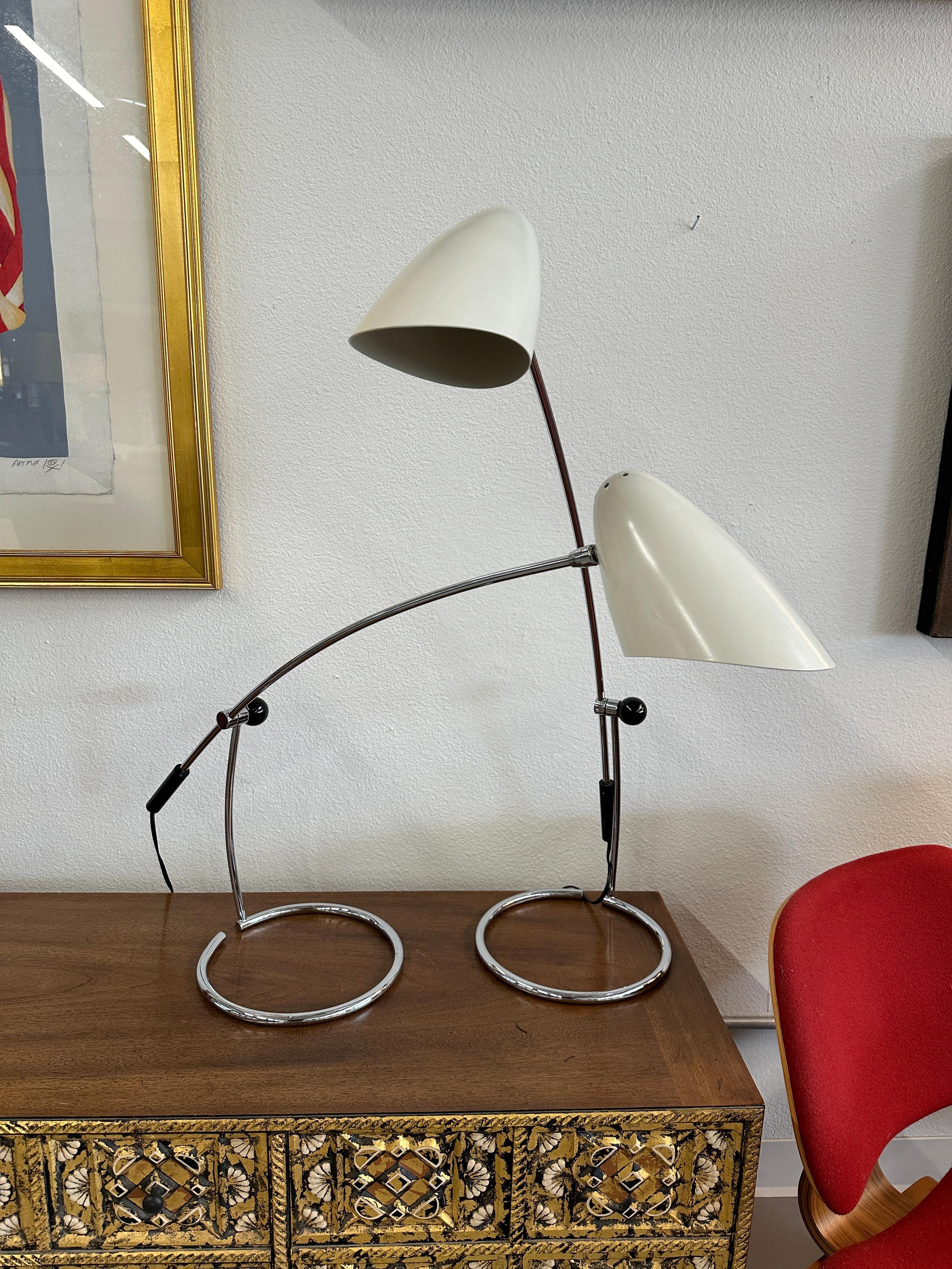Une belle paire de lampes Bullet no 109 du Studio David Weeks en finition satinée ivoire. Ils sont en bon état de fonctionnement. Ils sont entièrement réglables.  Les mesures concernent une position fixe. Ils sont en bon état propre avec quelques