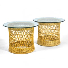 Ein Paar runde Davis Allen-Beistelltische von McGuire