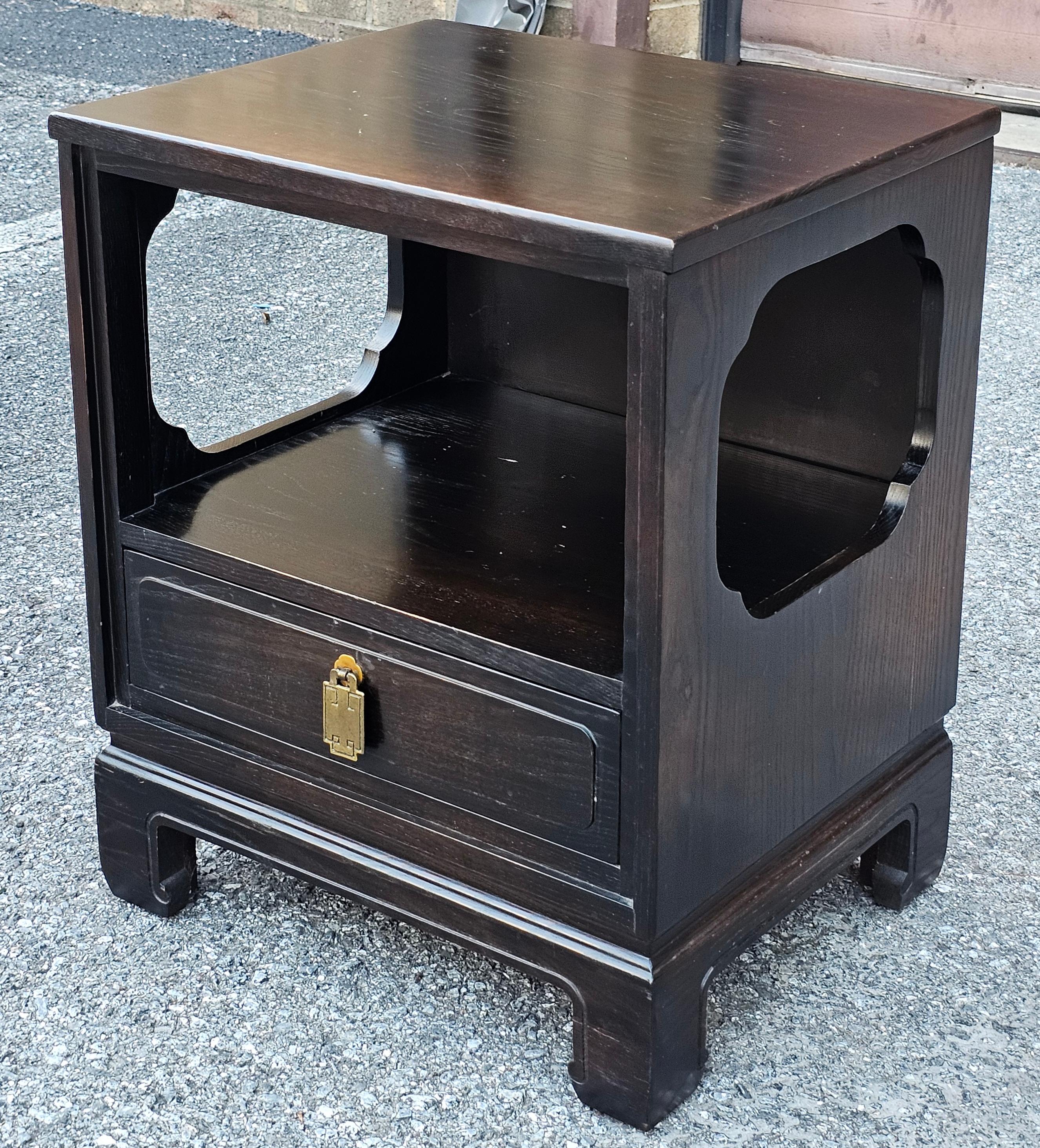 Coppia di comodini Davis Cabinet in stile Asian Style tinto di scuro in vendita 2