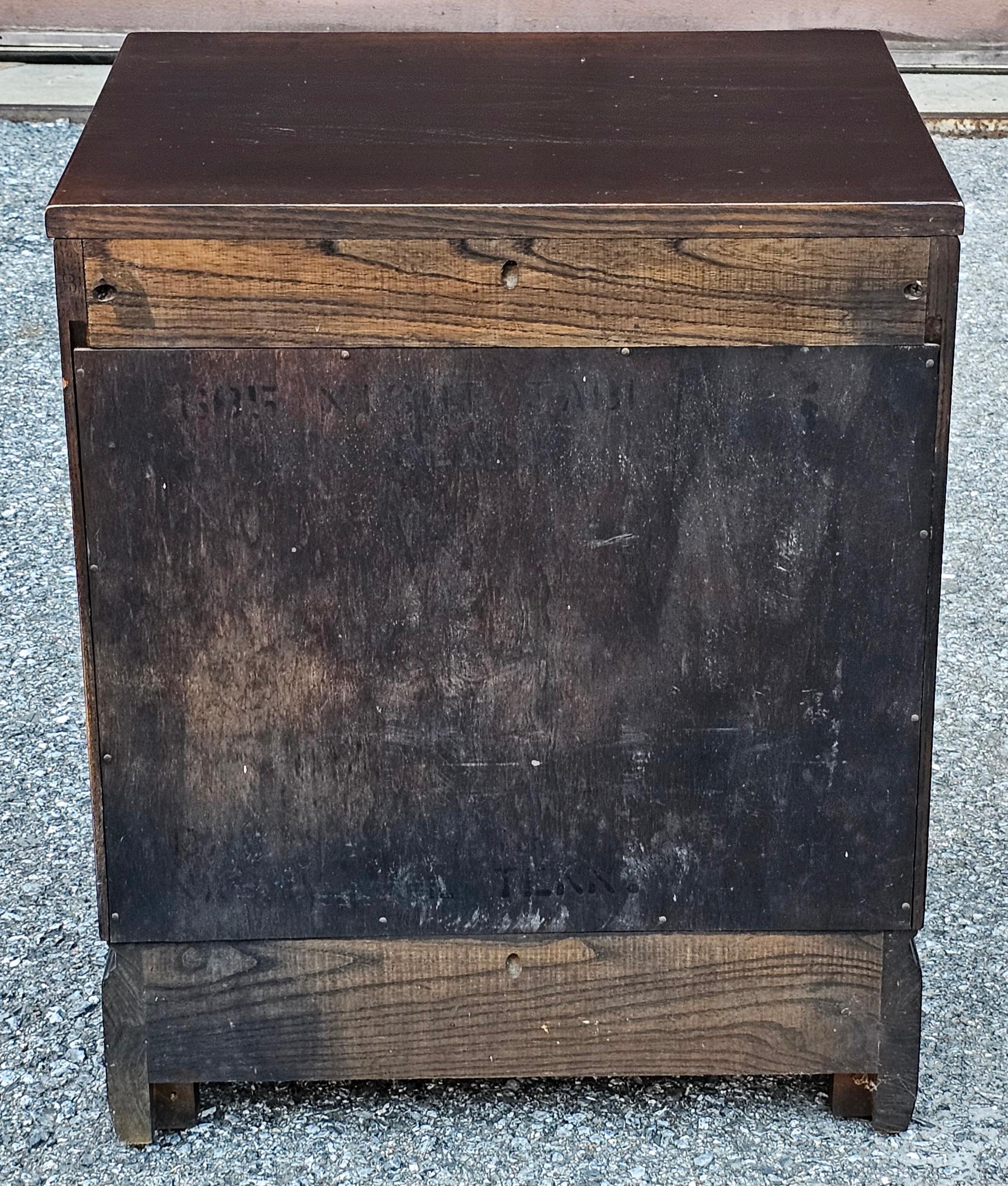 Coppia di comodini Davis Cabinet in stile Asian Style tinto di scuro in vendita 3