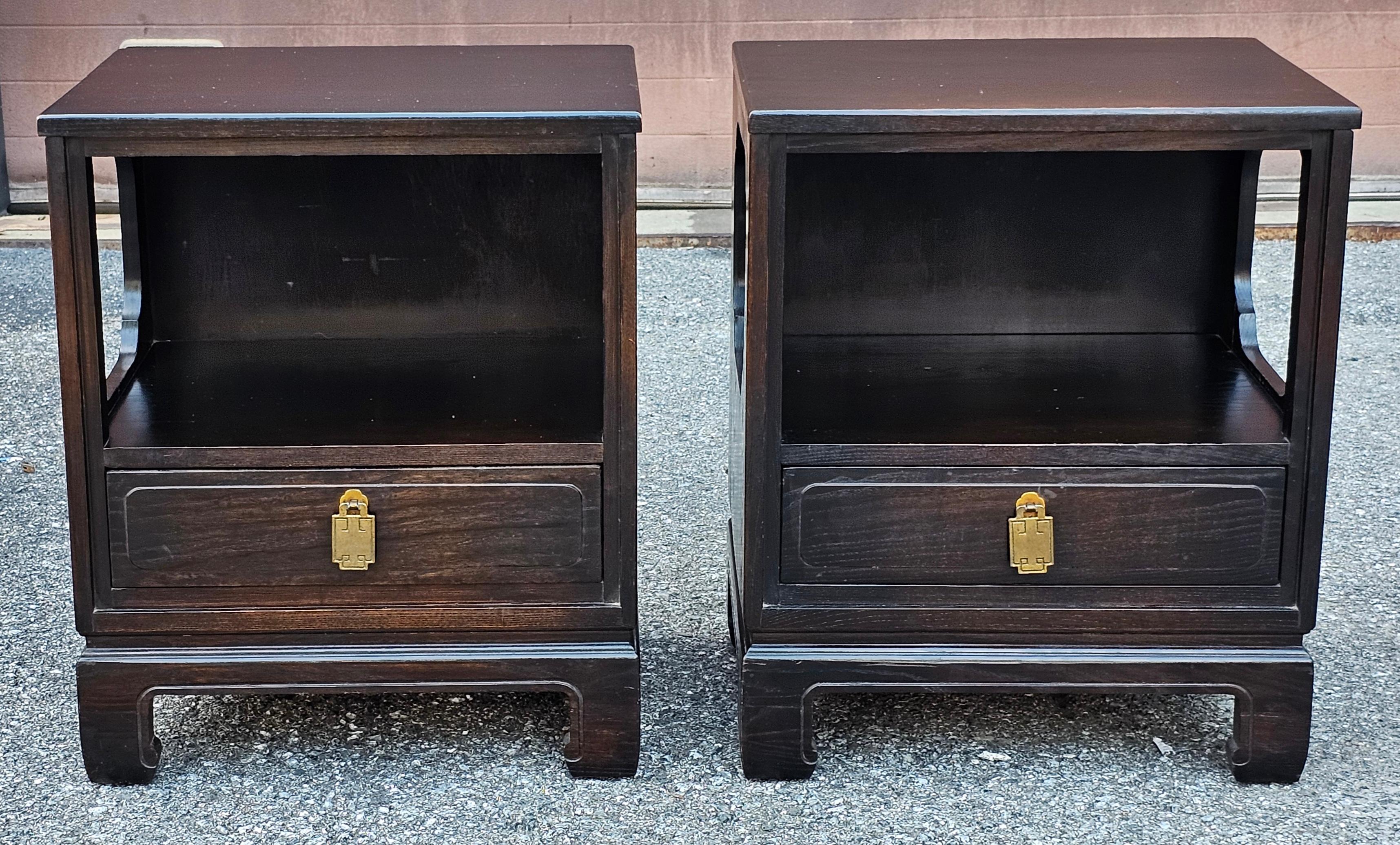 Una coppia di comodini Davis Cabinet Asian Style Ming Ming con macchie scure. 
Misura 20