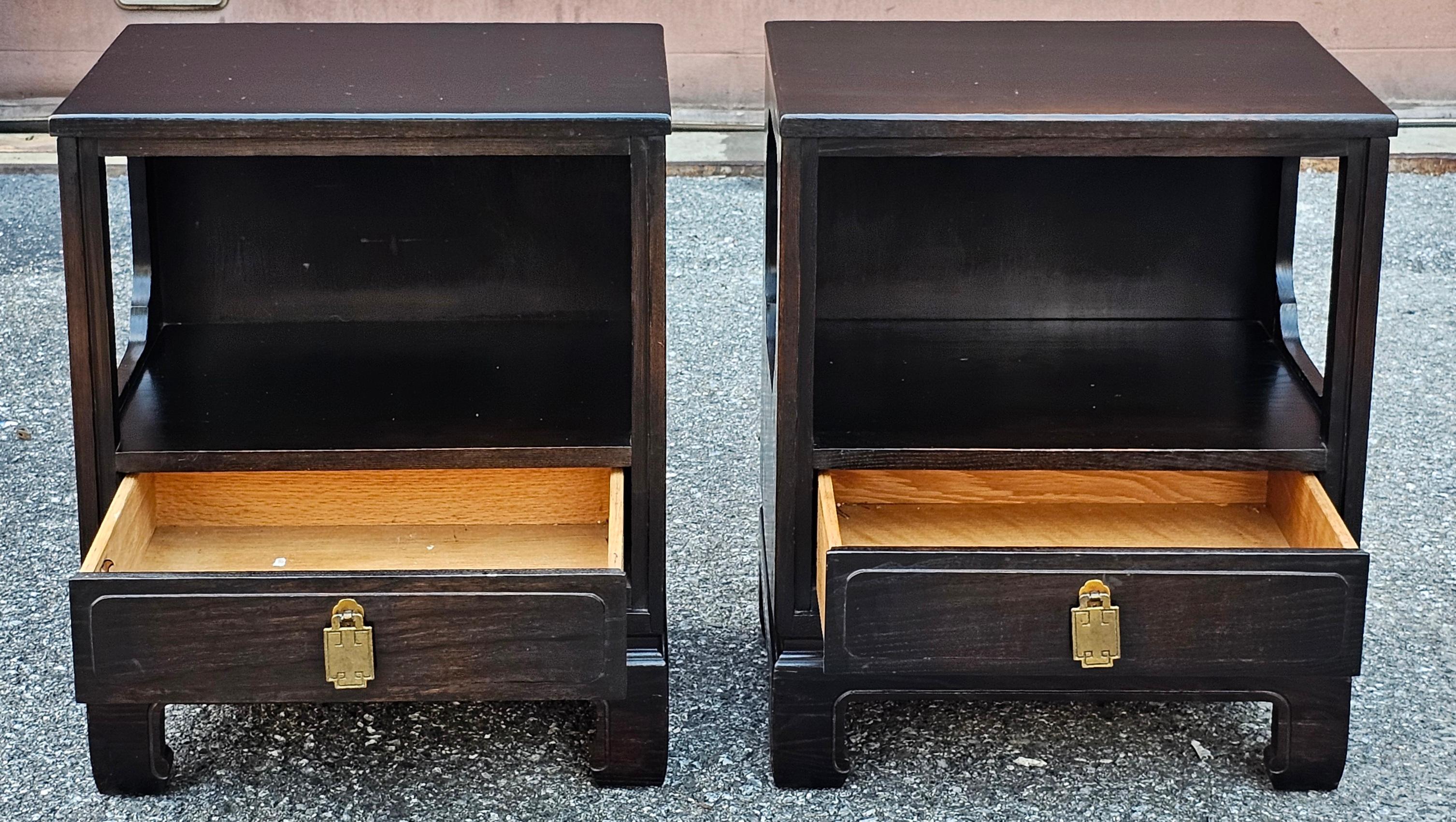 Americano Coppia di comodini Davis Cabinet in stile Asian Style tinto di scuro in vendita