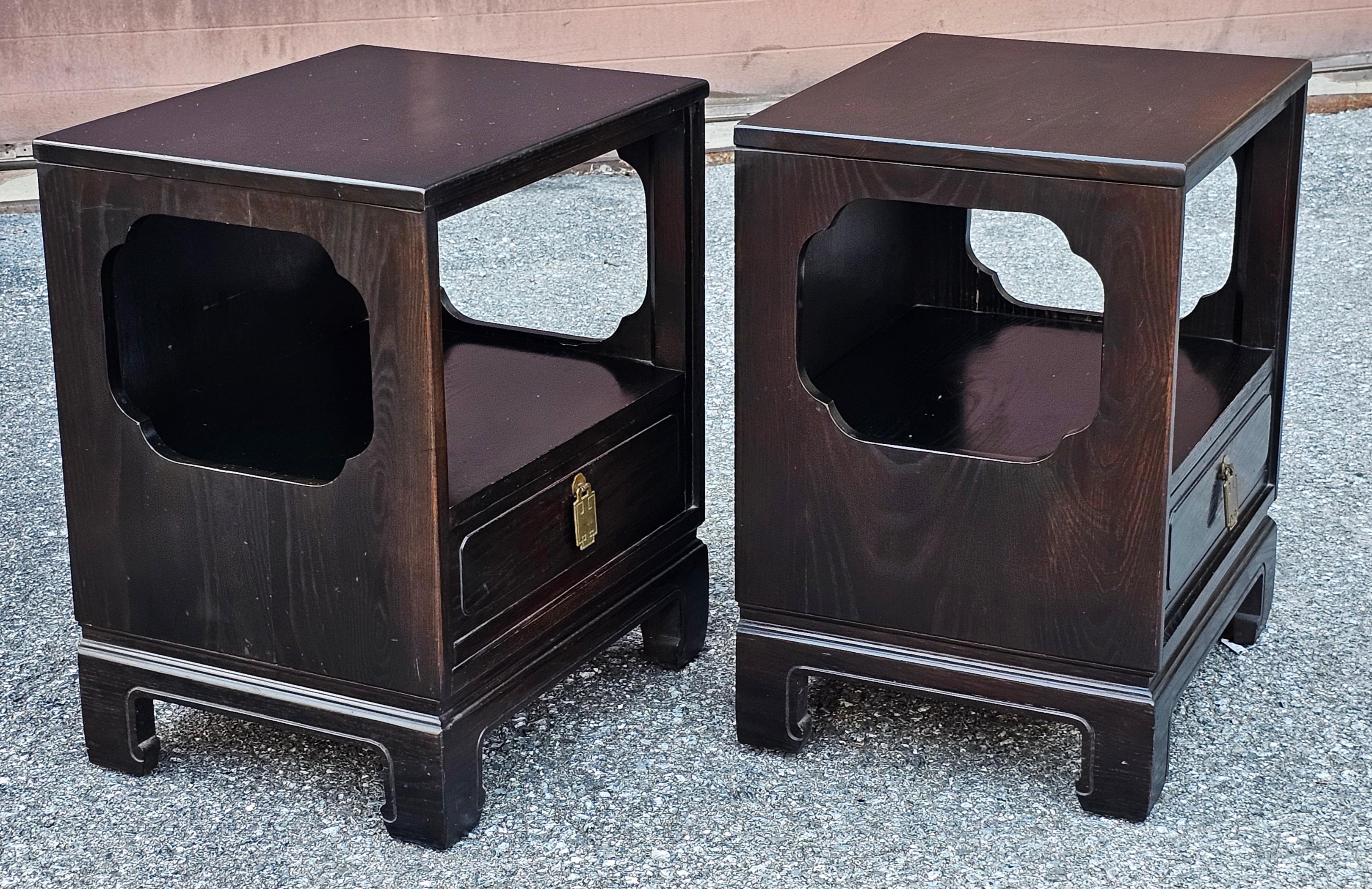 Mordenzato Coppia di comodini Davis Cabinet in stile Asian Style tinto di scuro in vendita