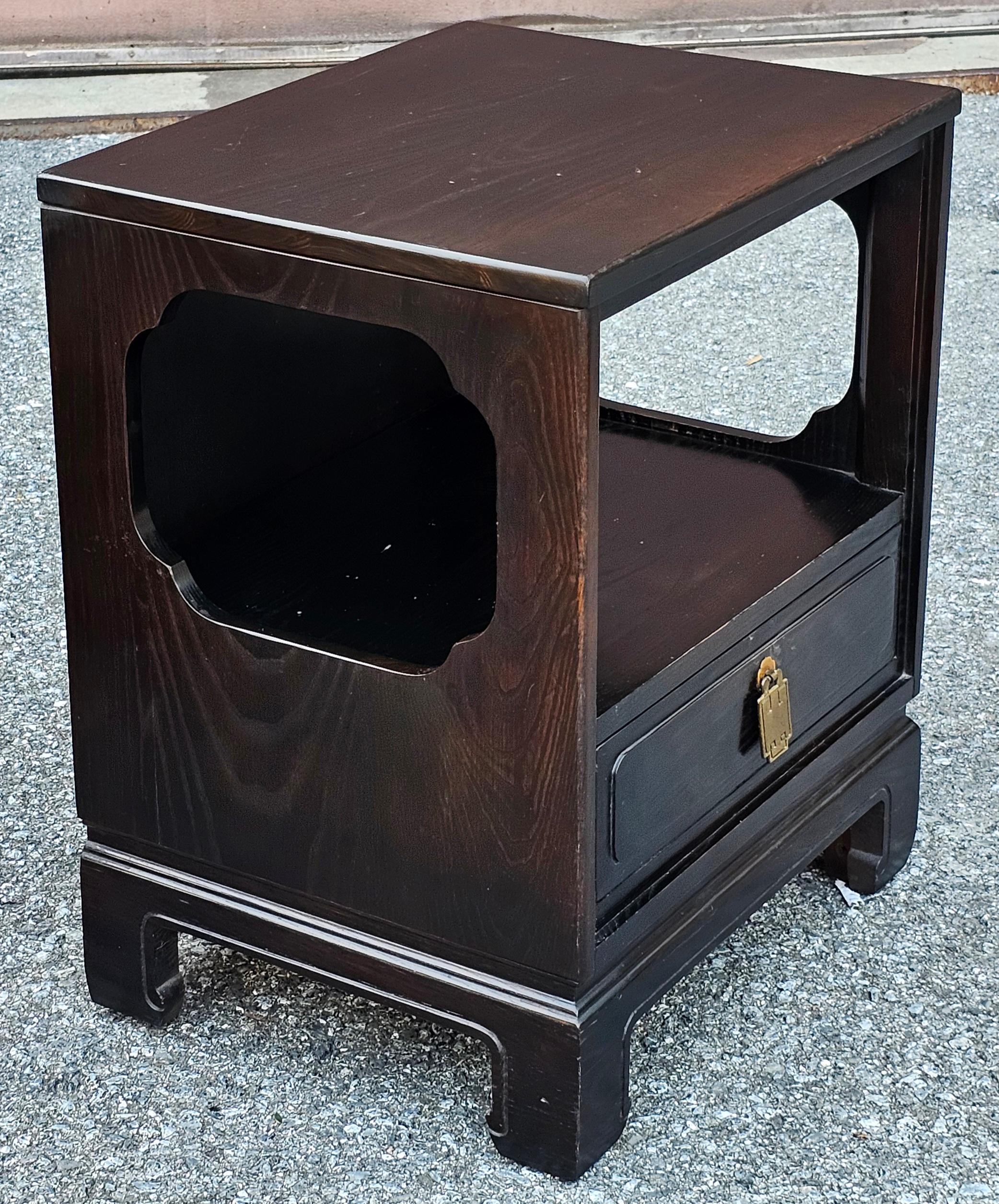 Coppia di comodini Davis Cabinet in stile Asian Style tinto di scuro In condizioni buone in vendita a Germantown, MD