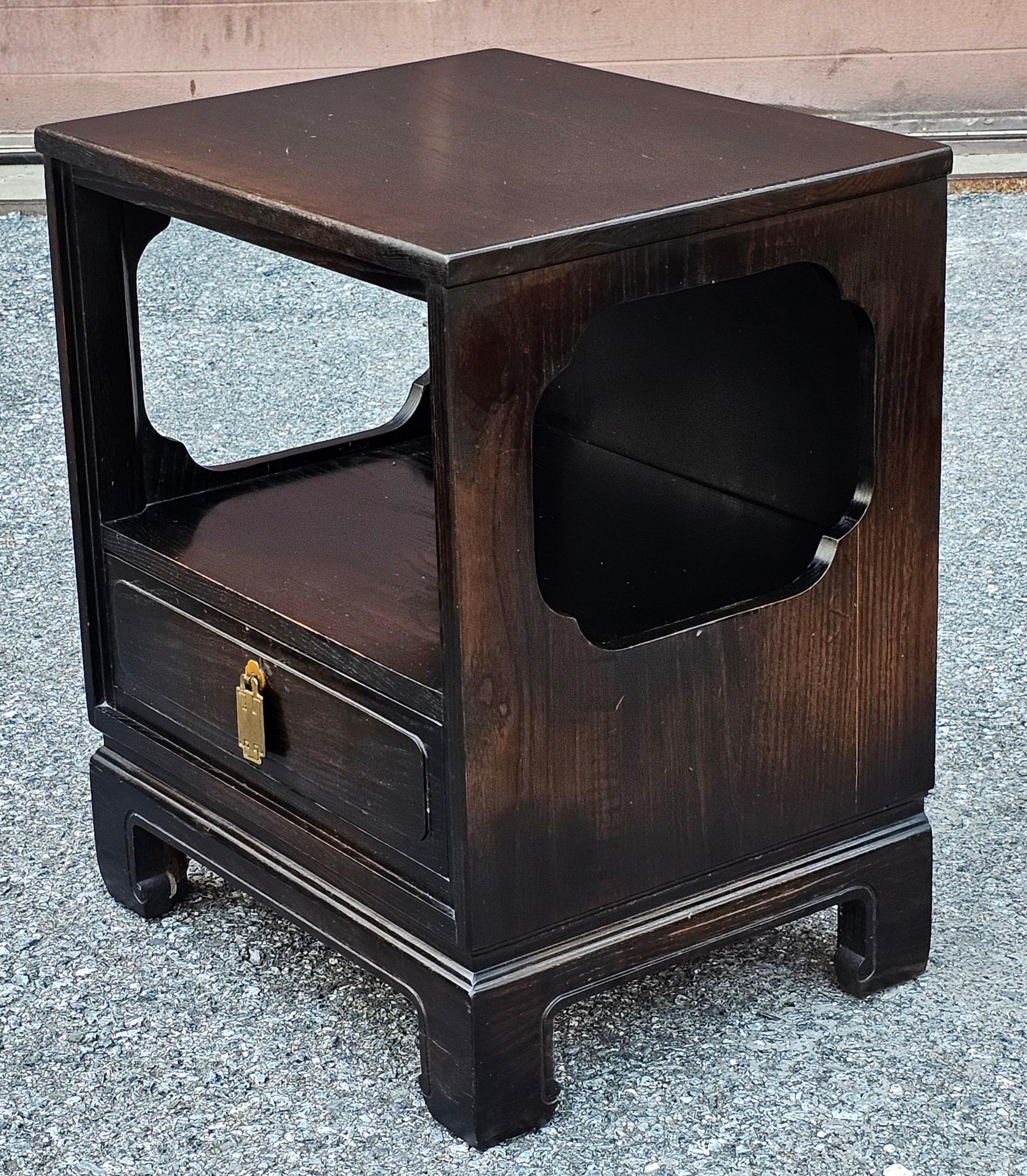 XX secolo Coppia di comodini Davis Cabinet in stile Asian Style tinto di scuro in vendita