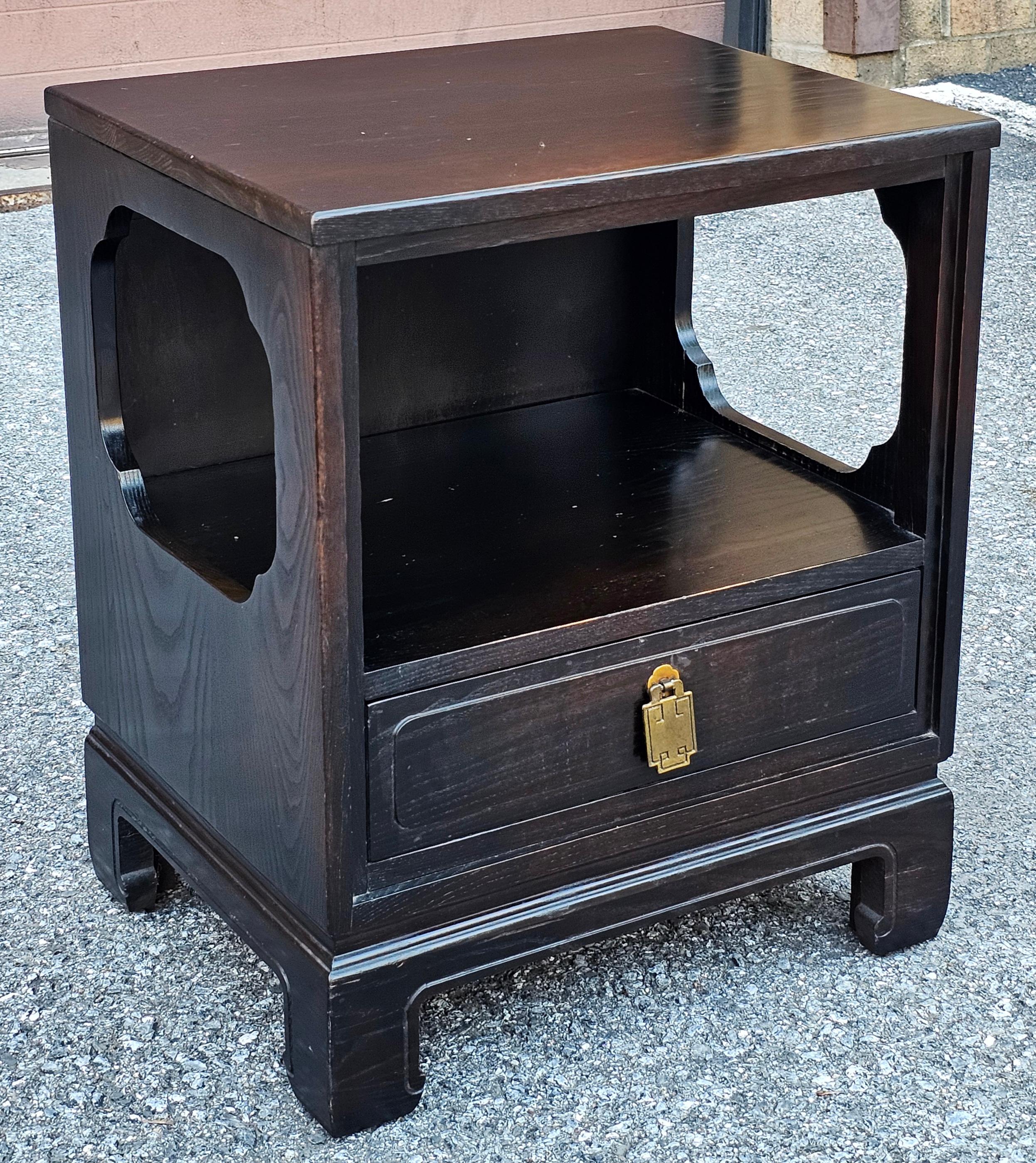 Coppia di comodini Davis Cabinet in stile Asian Style tinto di scuro in vendita 1