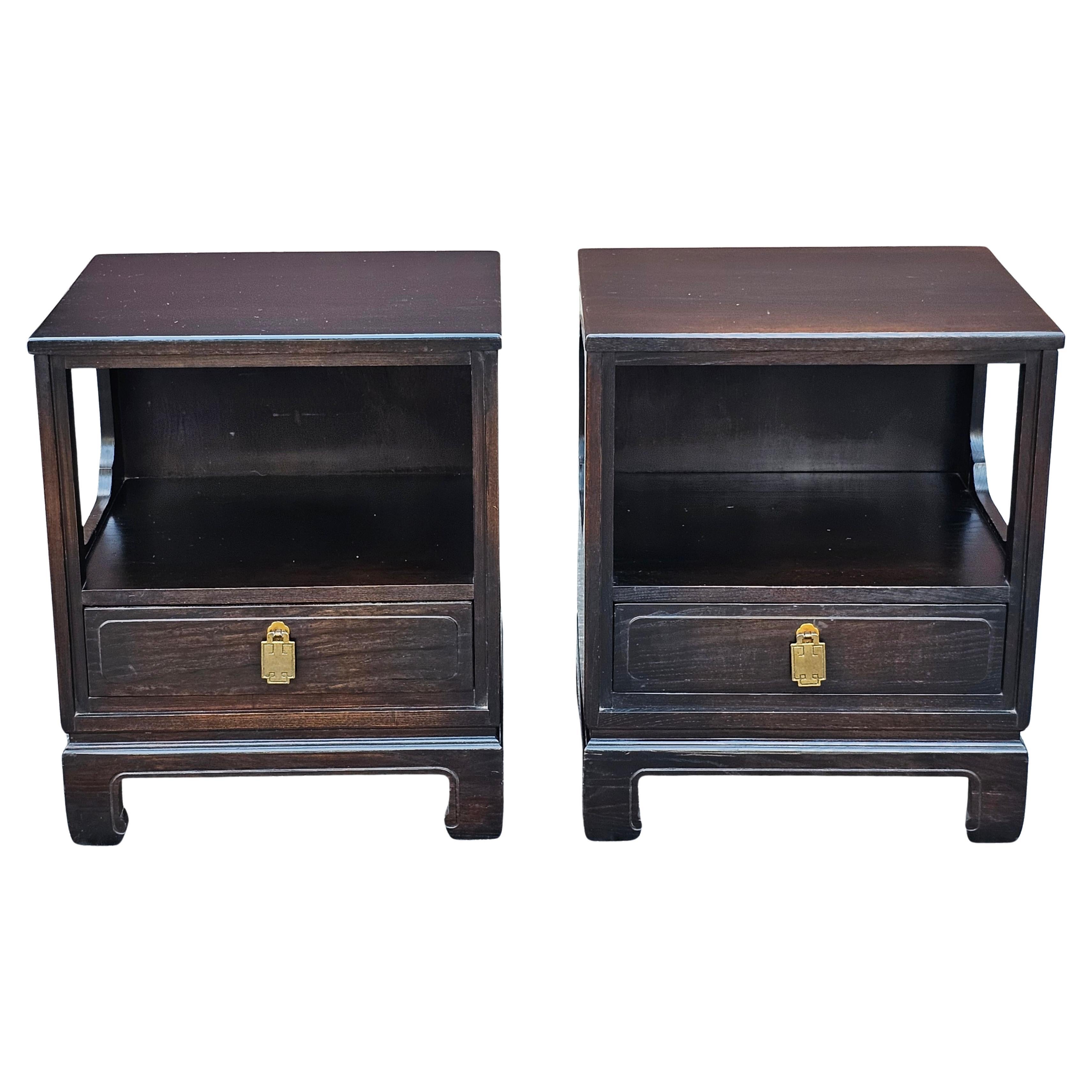 Coppia di comodini Davis Cabinet in stile Asian Style tinto di scuro in vendita