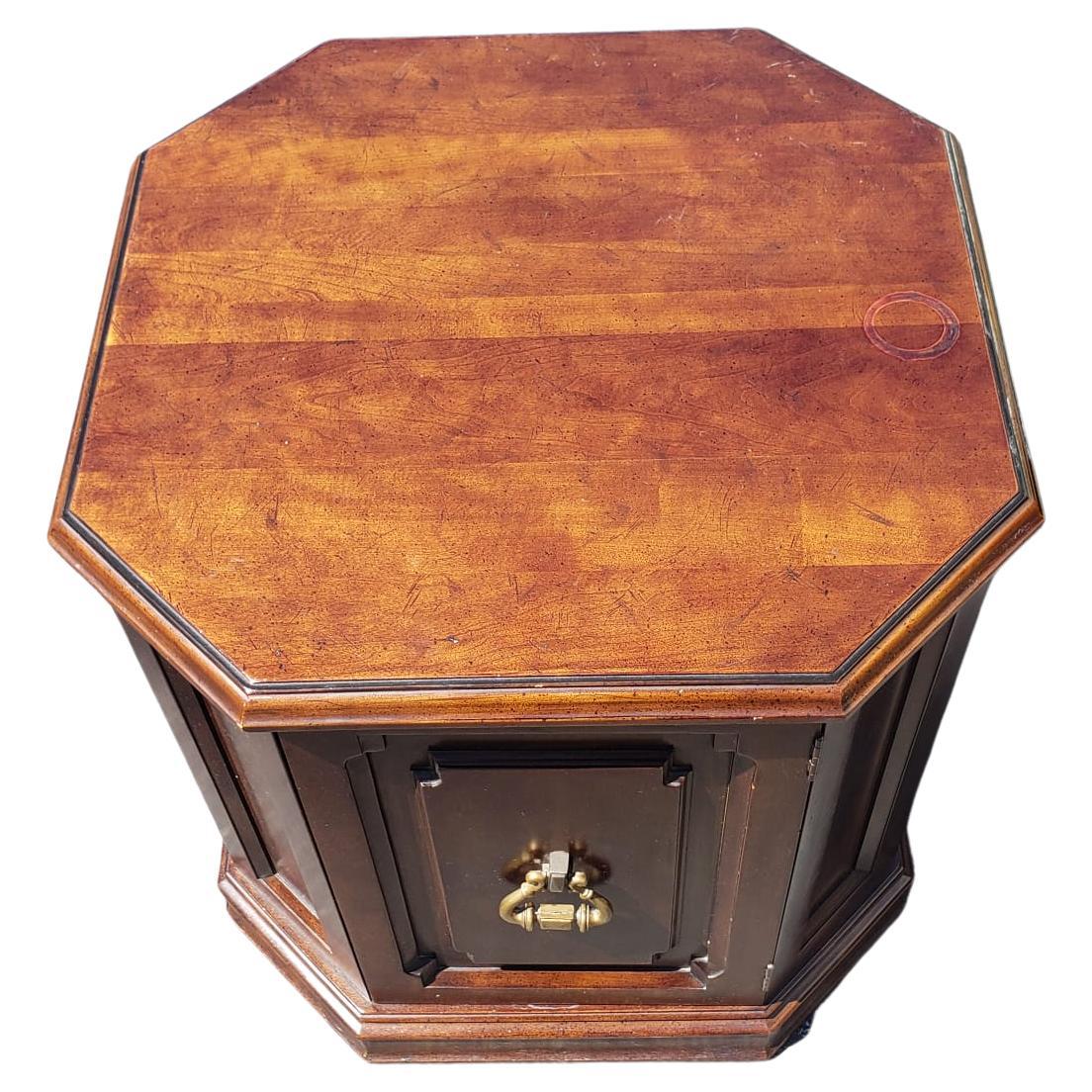 Paire de meubles Davis Cabinet Co. Commode octogonale en cerisier Tables d'appoint Armoires. Livré avec des étagères perdues et solide comme un roc.
Mesure 24