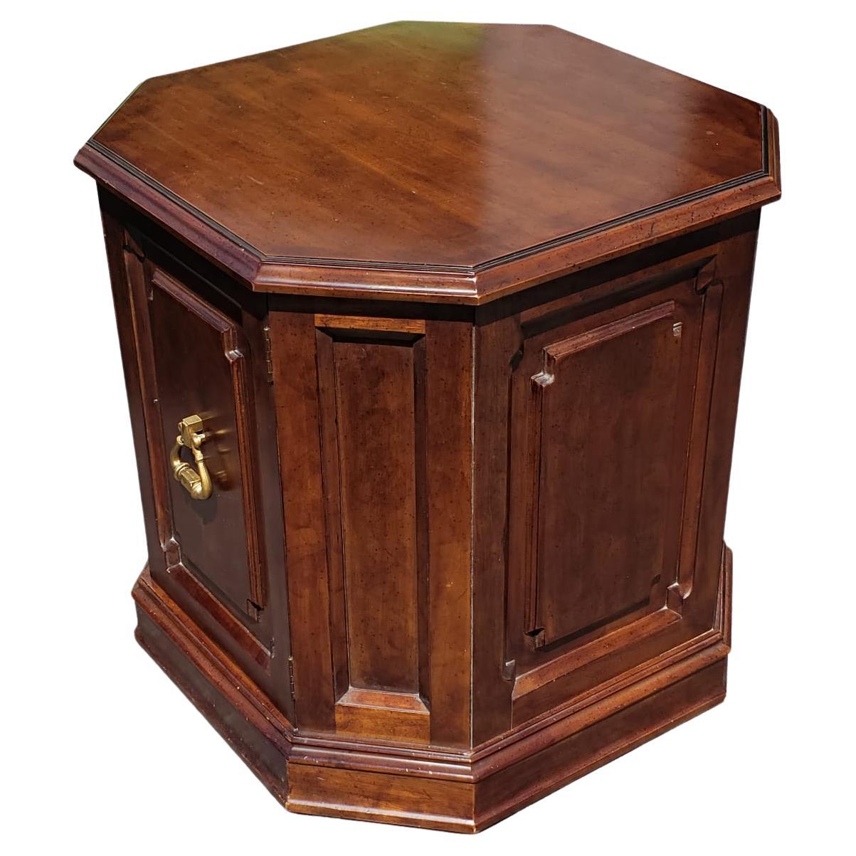 20ième siècle Paire de meubles Davis Cabinet Co. Commodes ou tables d'appoint octogonales en cerisier en vente
