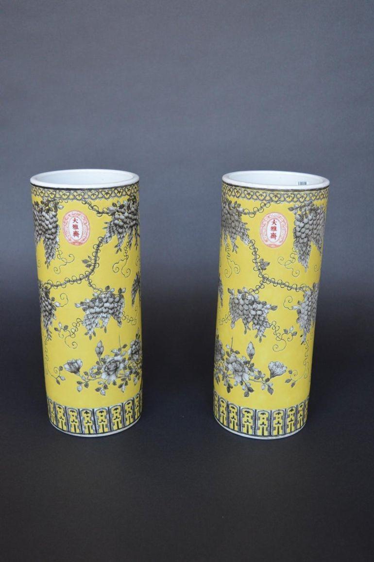 Paire de vases cylindriques Dayazhai à décor en grisaille sur fond jaune.
Guangxu, Dayazhai marques à trois caractères et Yong qing chang chun marques à quatre caractères
Chaque vase est délicatement émaillé en miroir d'un oiseau à la langue rouge