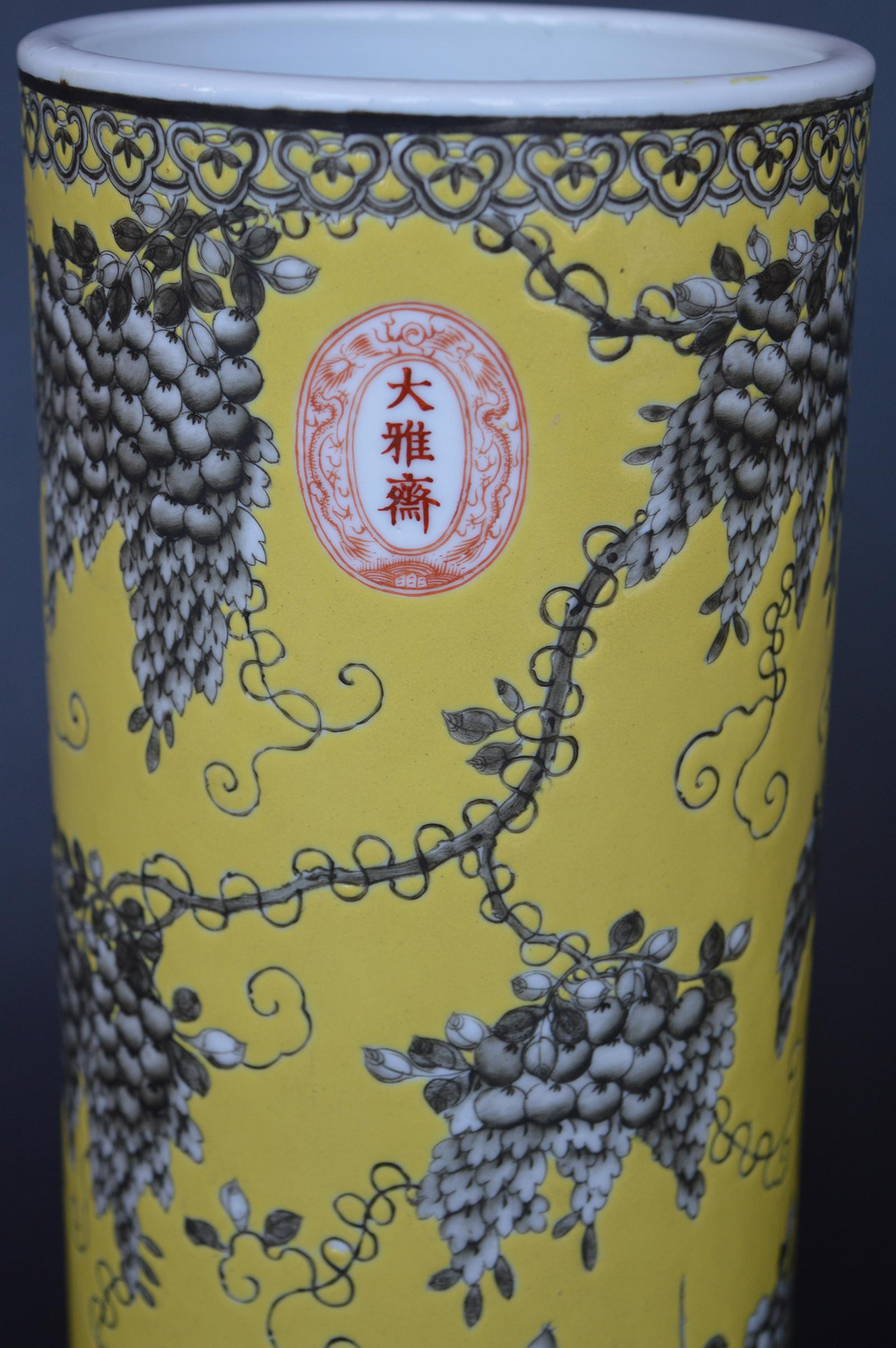 Chinese Pair of Dayazhai Yellow-Ground Grisaille-Decorated Vases For Sale