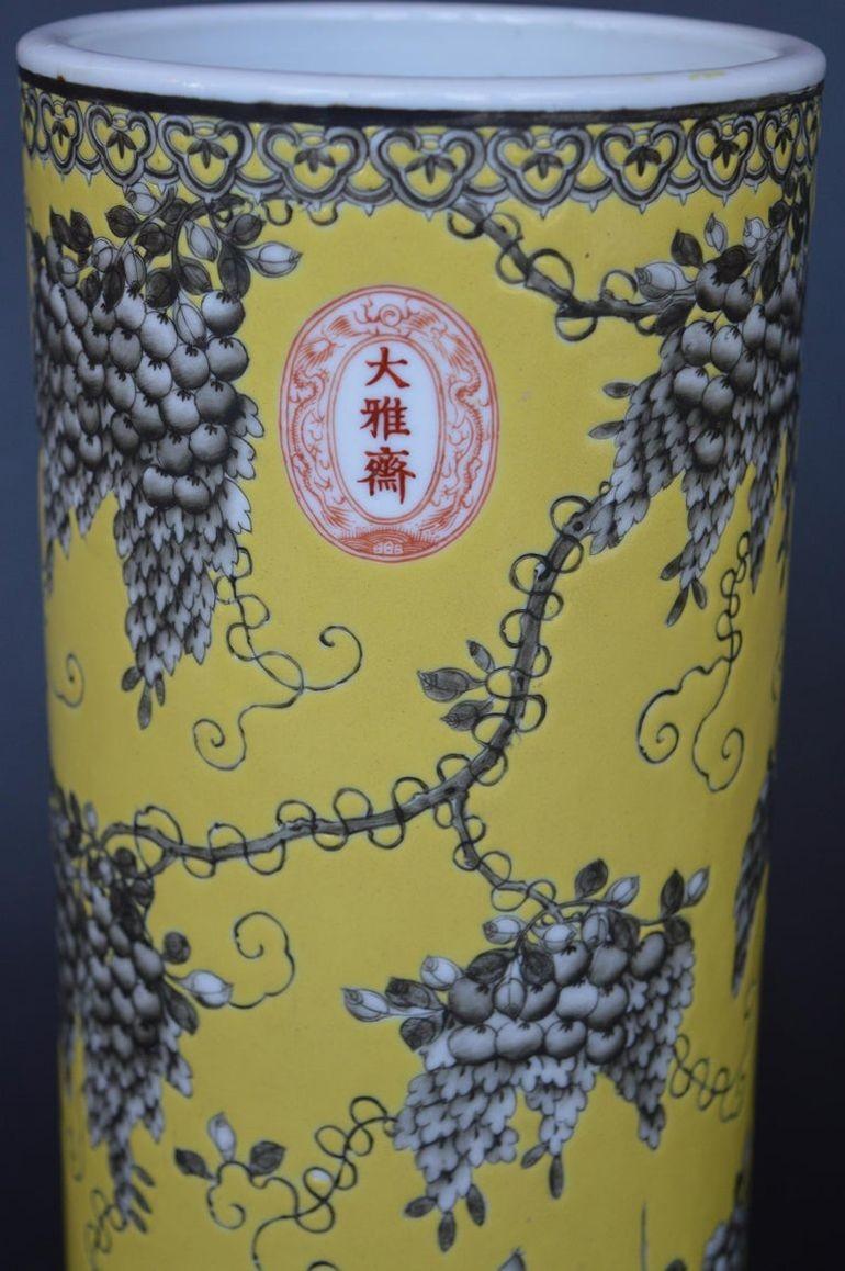 Paire de vases Dayazhai à fond jaune décorés de grisaille Excellent état - En vente à Los Angeles, CA