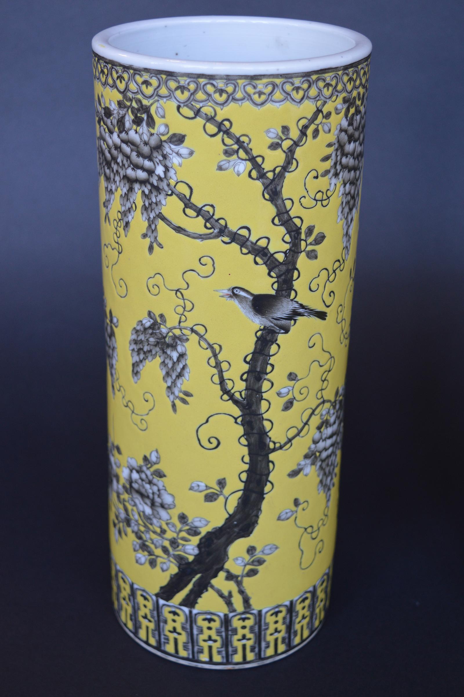Pair of Dayazhai Yellow-Ground Grisaille-Decorated Vases In Excellent Condition For Sale In Los Angeles, CA