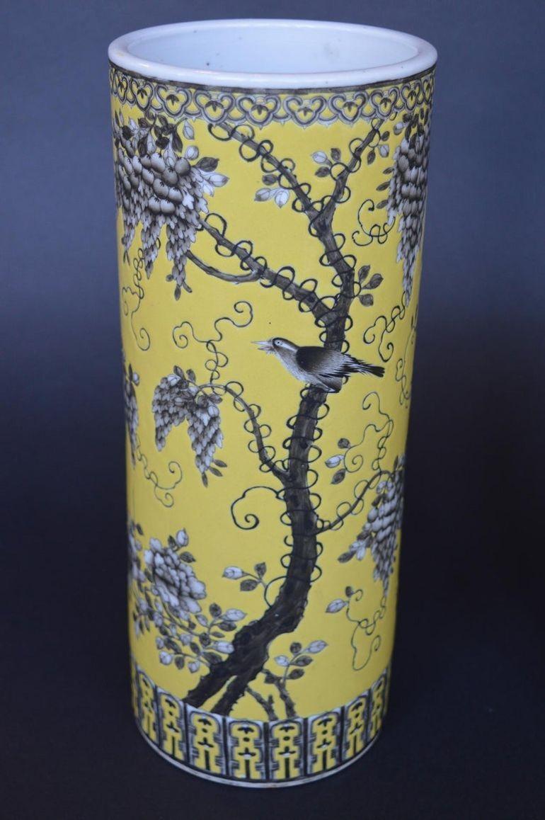 XIXe siècle Paire de vases Dayazhai à fond jaune décorés de grisaille en vente