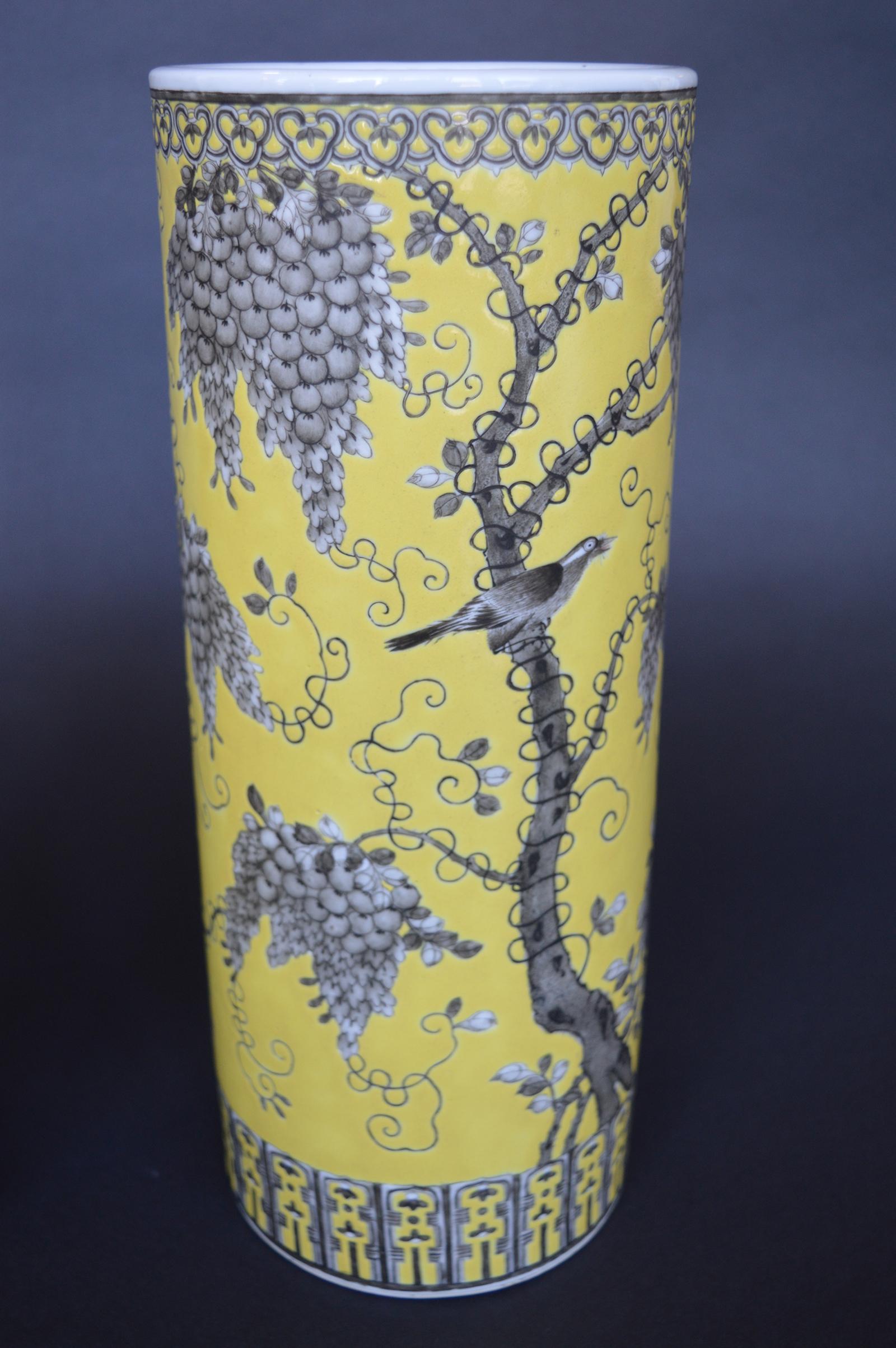 19th Century Pair of Dayazhai Yellow-Ground Grisaille-Decorated Vases For Sale