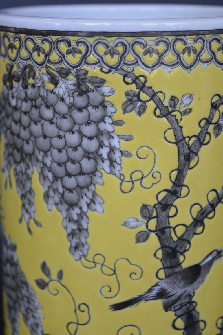 Paire de vases Dayazhai à fond jaune décorés de grisaille en vente 1
