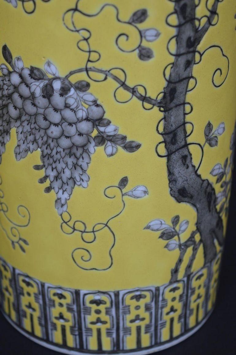 Paire de vases Dayazhai à fond jaune décorés de grisaille en vente 2